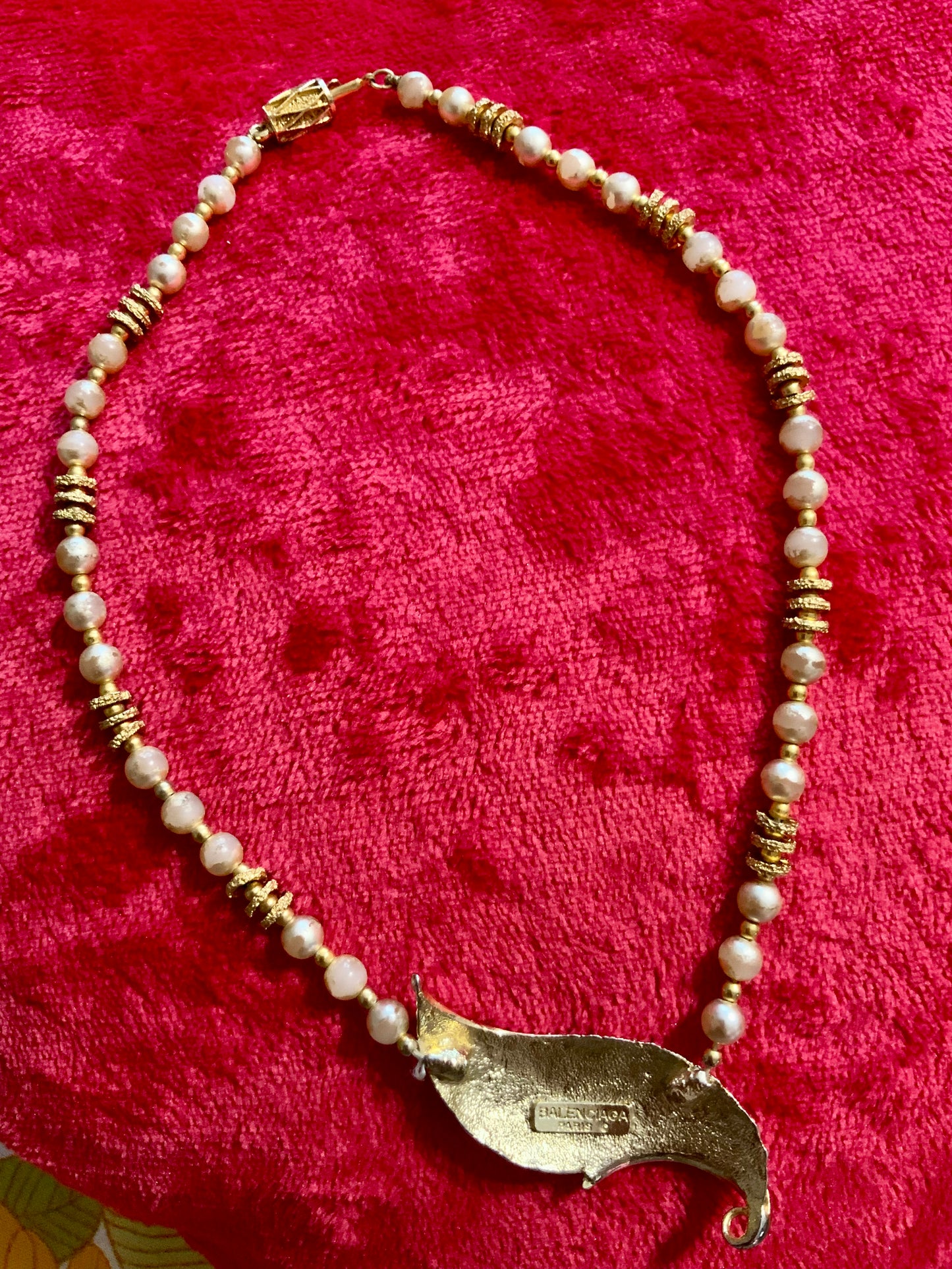 Collier Balenciaga Vintage Perles et plaqué or - Elegance Ancienne