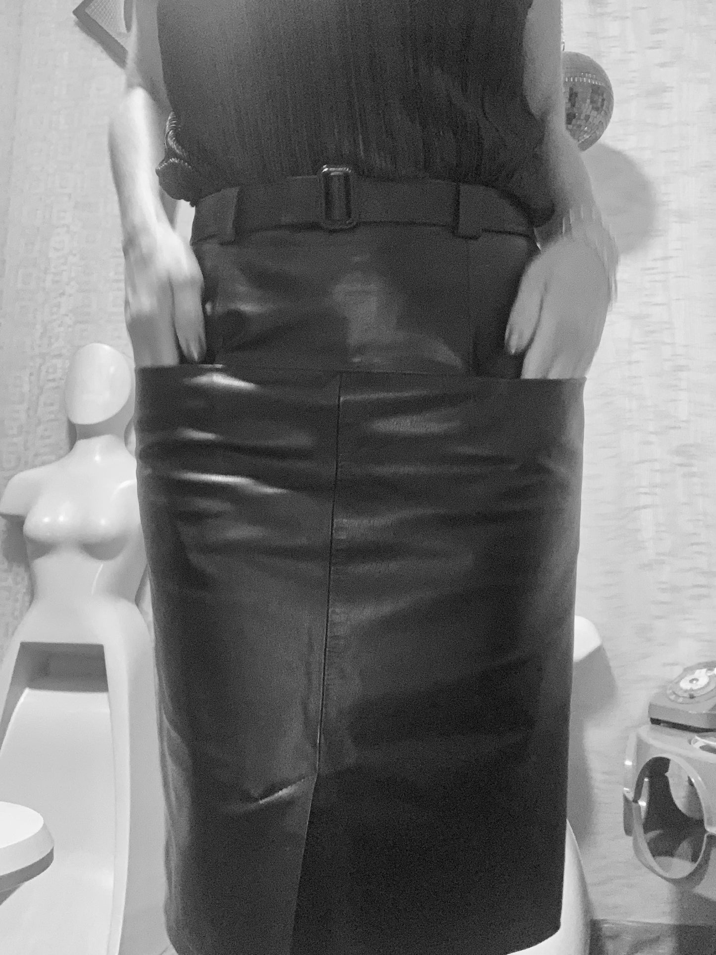 Jupe droite en Cuir noir Vintage-T34