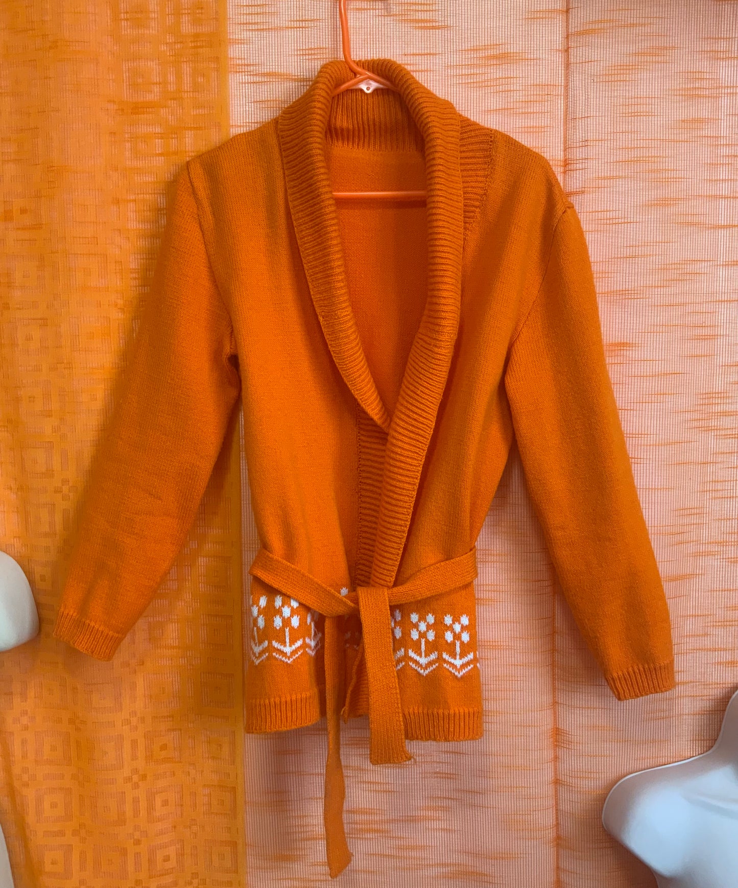 Gilet orange Tricoté Vintage 1970 Fleurs