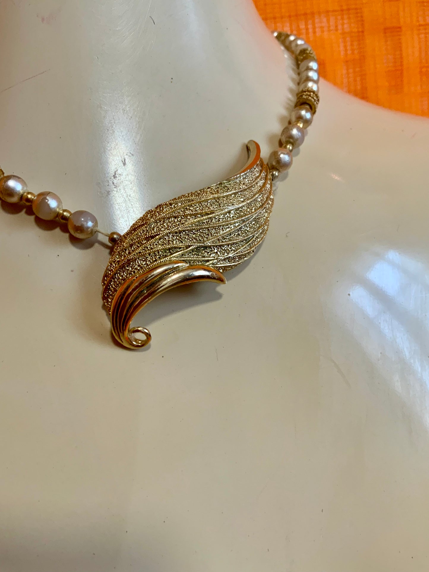 Collier Balenciaga Vintage Perles et plaqué or - Elegance Ancienne