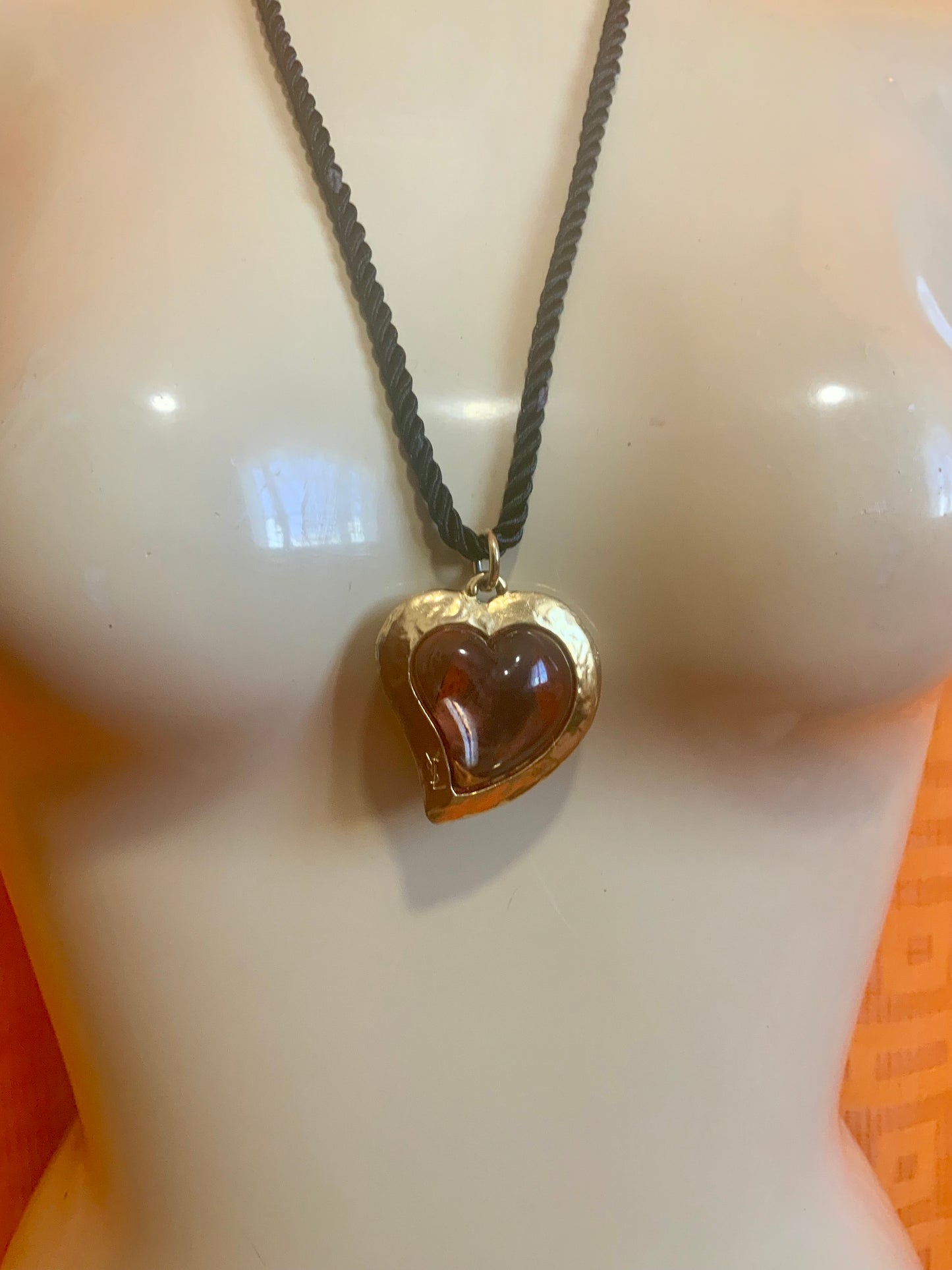 Collier et son pendentif Coeur Yves Saint Laurent Vintage Luxe France -