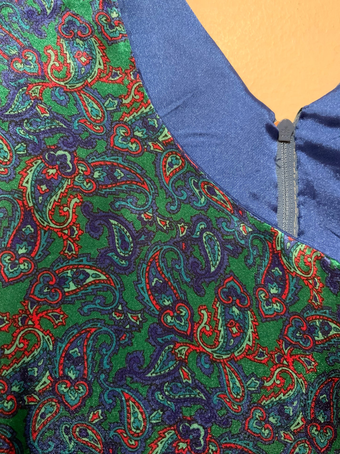 Robe aux motifs cachemires Confection Vintage 1980-