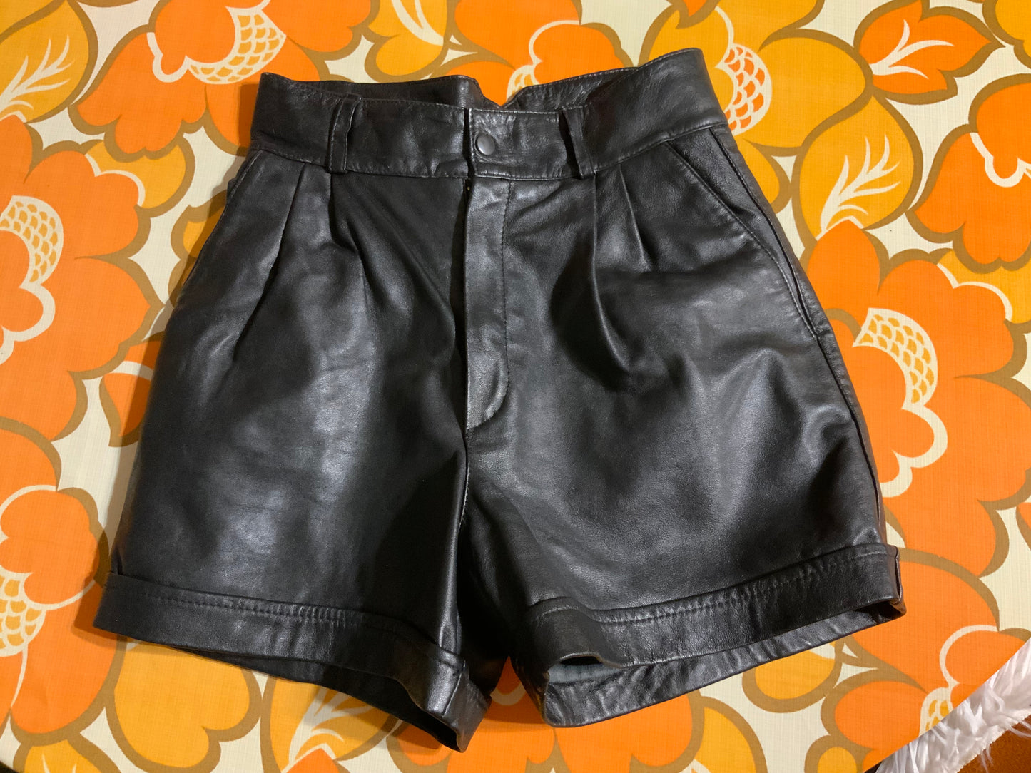 Short cuir pleine fleurs Vintage 1980 Merveille- T36