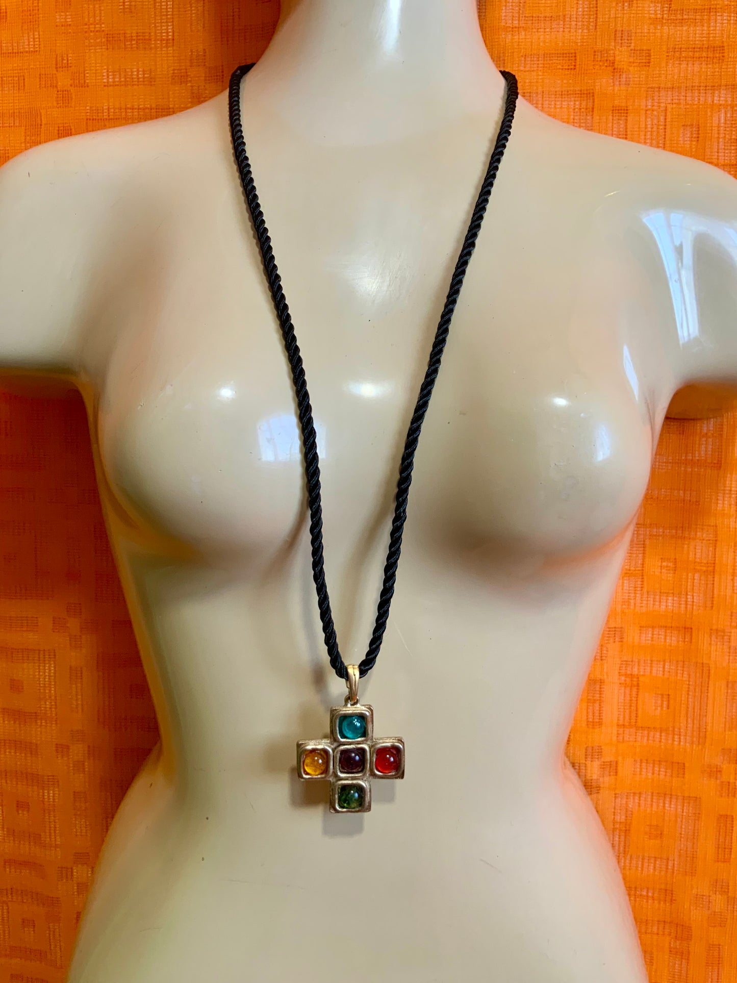 Collier et pendentif croix Jacky de G France Vintage