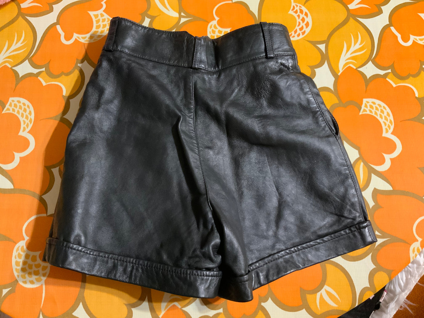 Short cuir pleine fleurs Vintage 1980 Merveille- T36