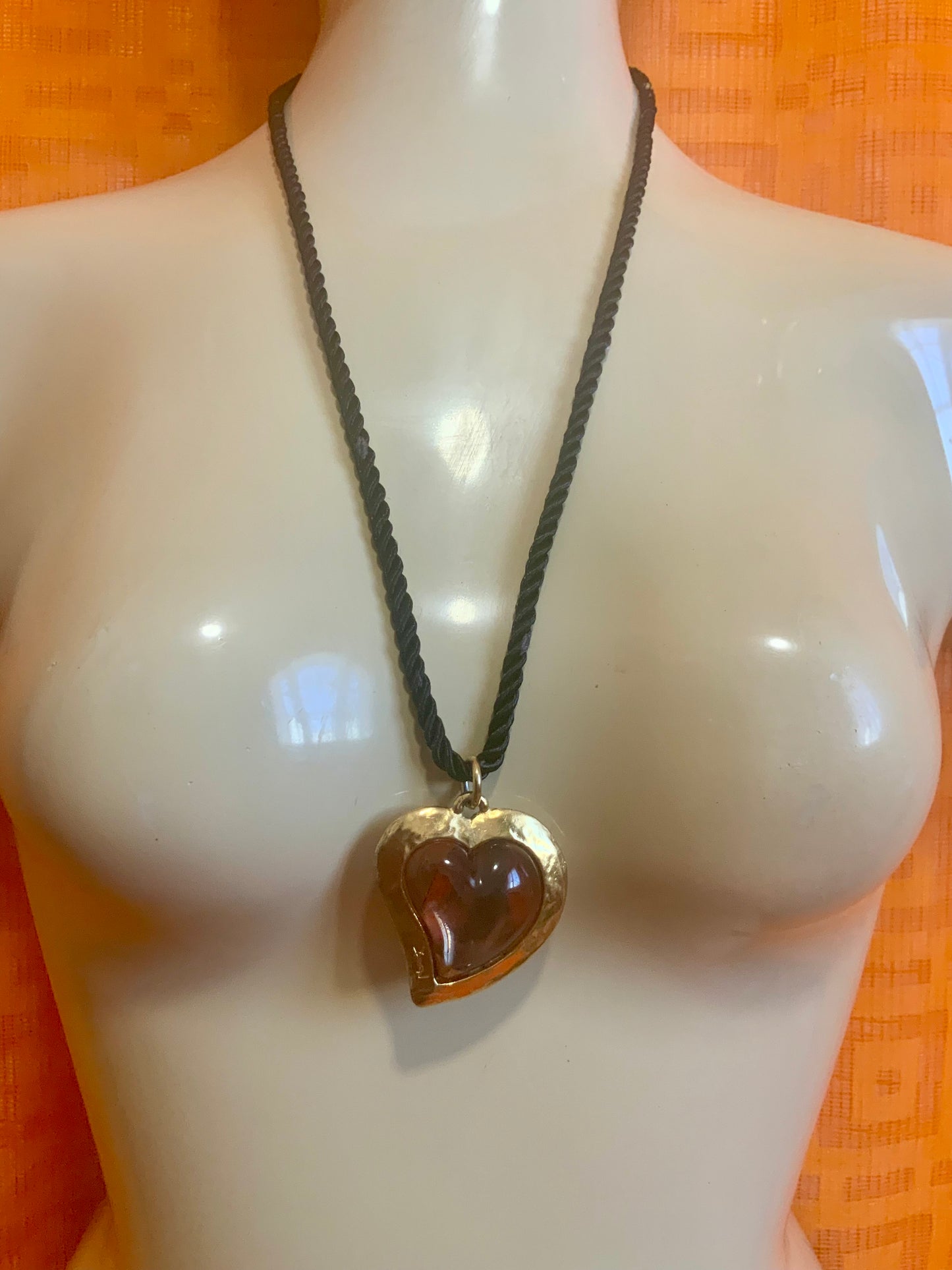 Collier et son pendentif Coeur Yves Saint Laurent Vintage Luxe France -