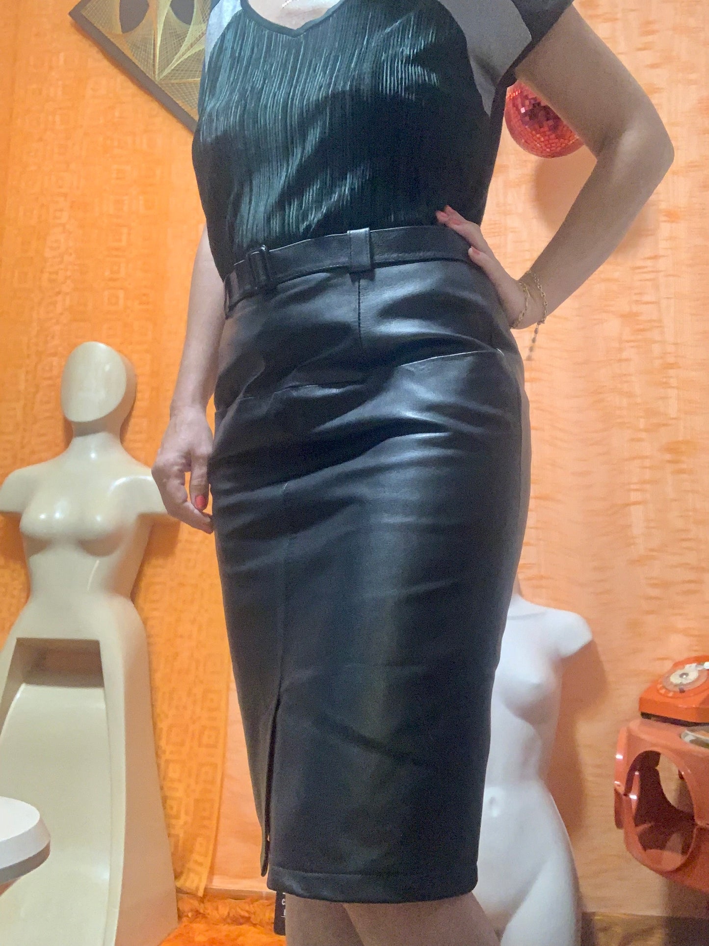 Jupe droite en Cuir noir Vintage-T34