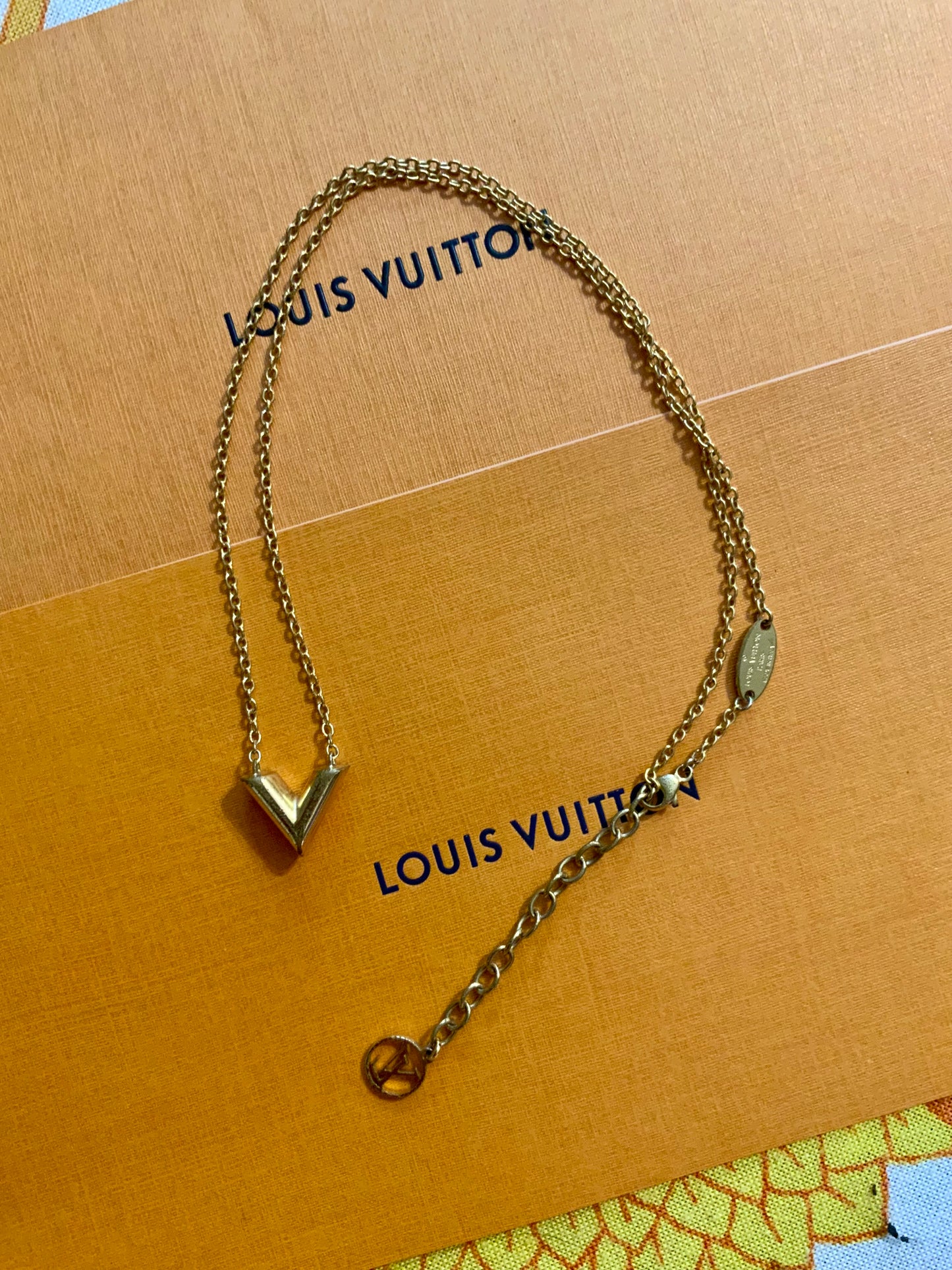 Louis Vuitton Collier Essential V Luxe-