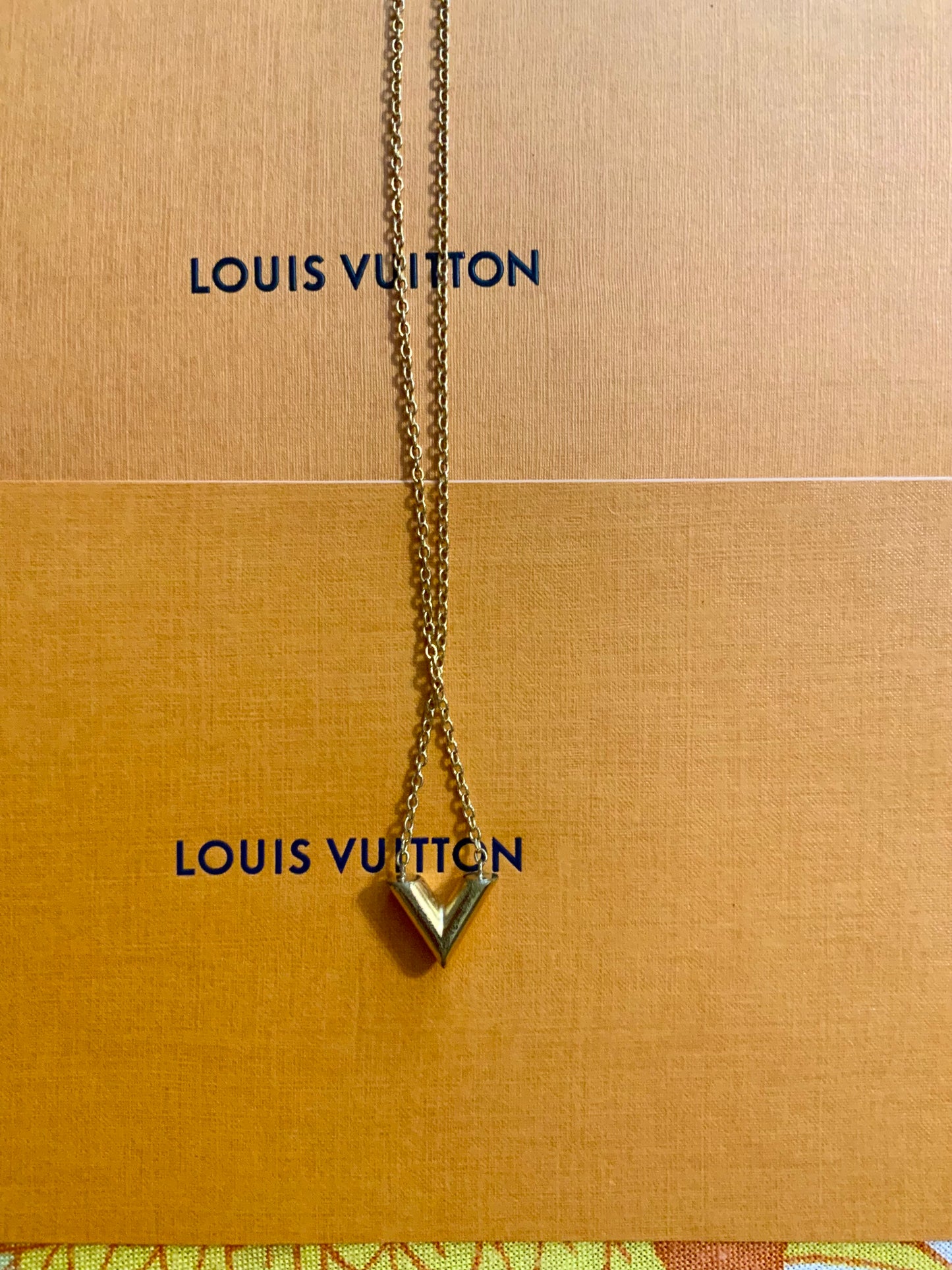 Louis Vuitton Collier Essential V Luxe-
