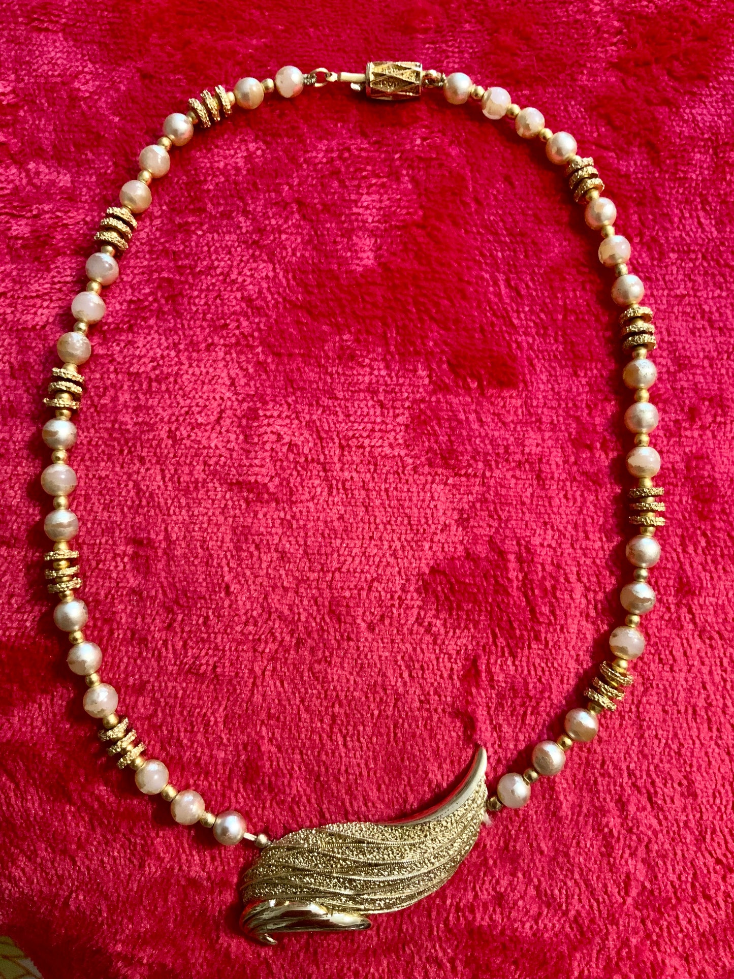 Collier Balenciaga Vintage Perles et plaqué or - Elegance Ancienne