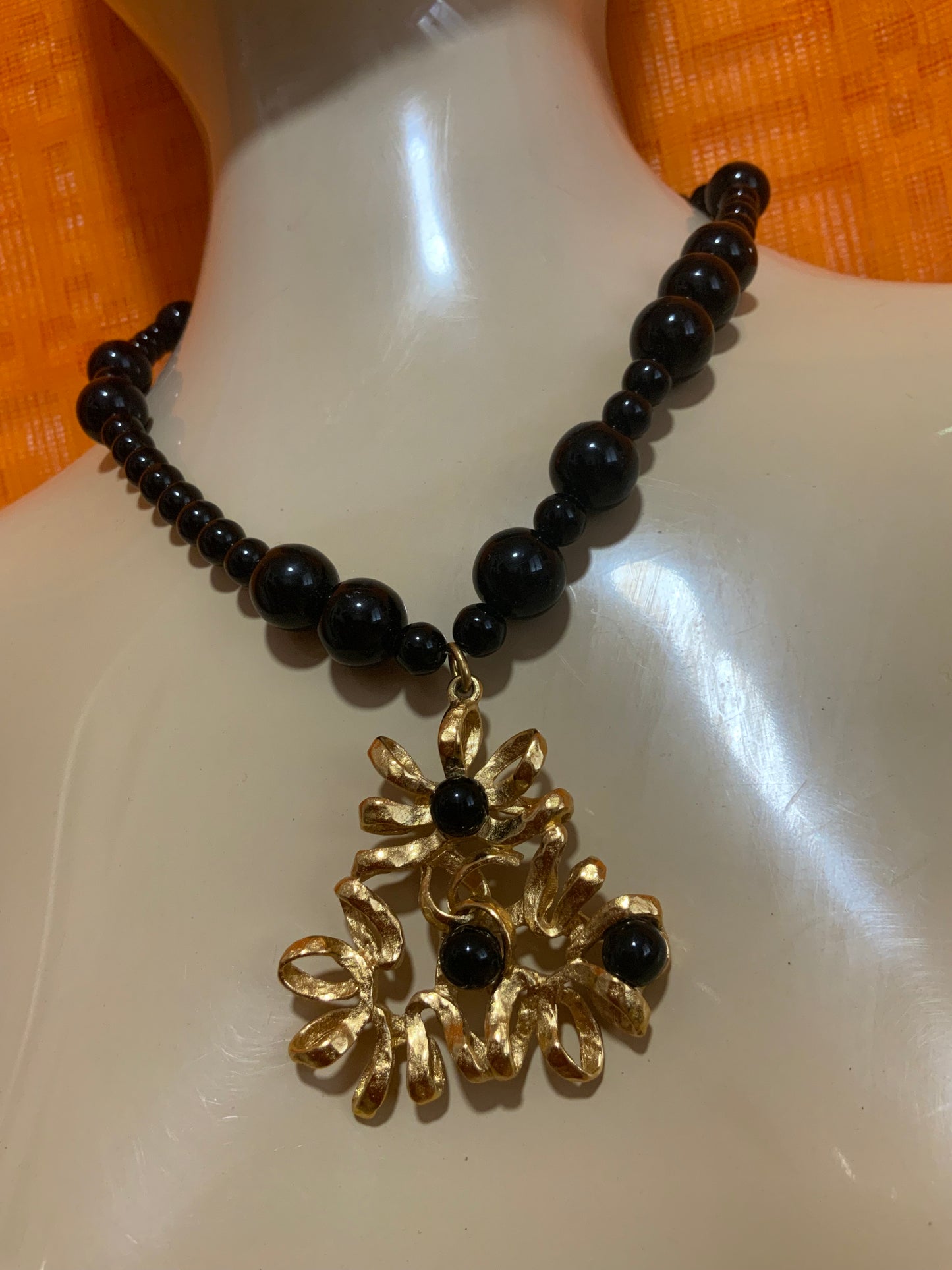 Collier Rochas Merveilleux et impressionnant France Paris Luxe.