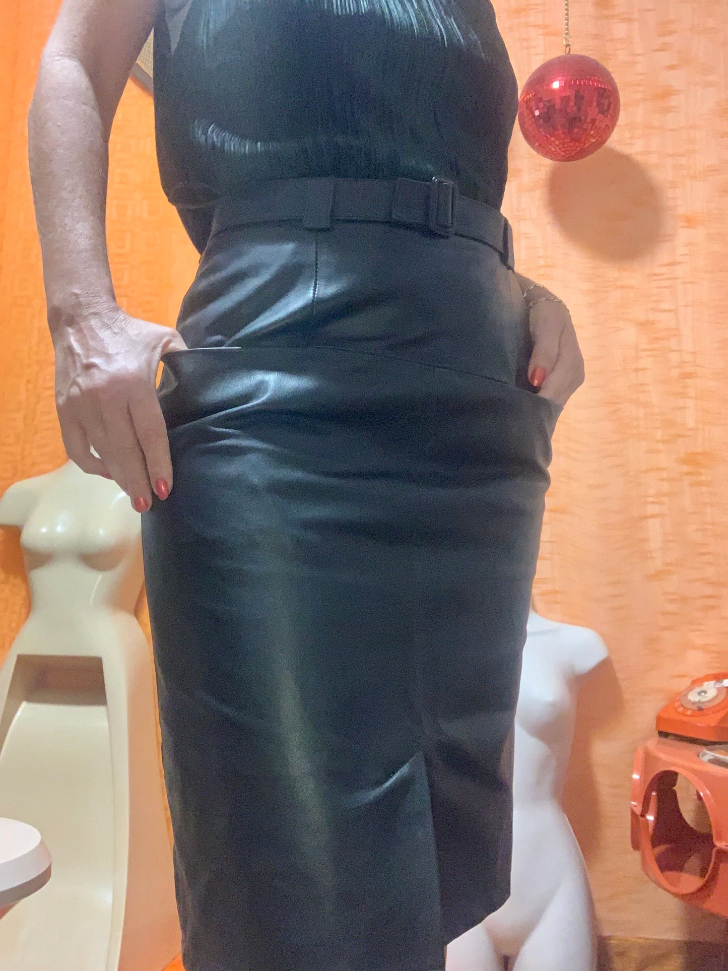 Jupe droite en Cuir noir Vintage-T34