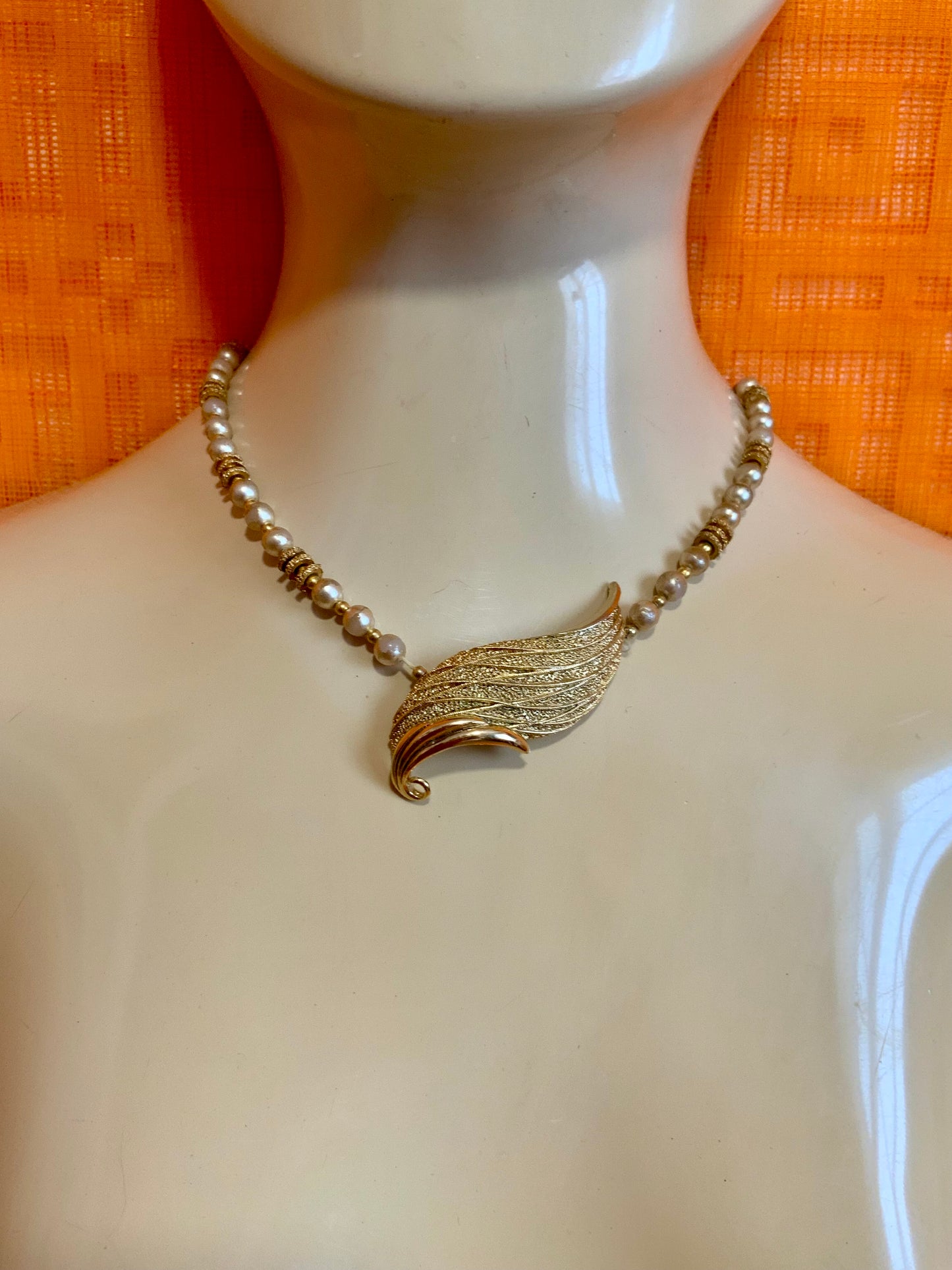 Collier Balenciaga Vintage Perles et plaqué or - Elegance Ancienne