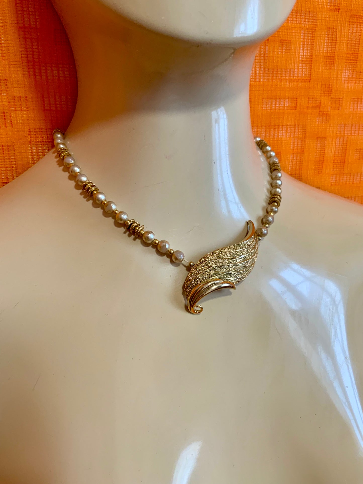 Collier Balenciaga Vintage Perles et plaqué or - Elegance Ancienne