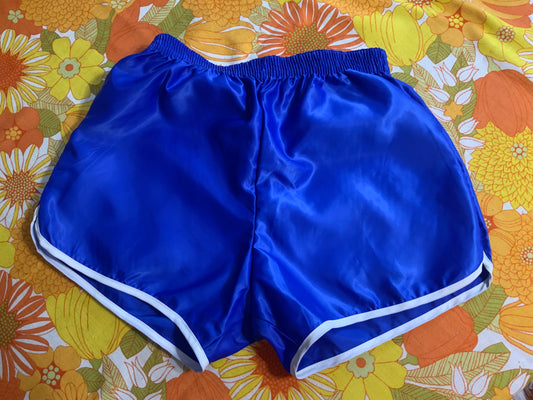 Short bleu réservé