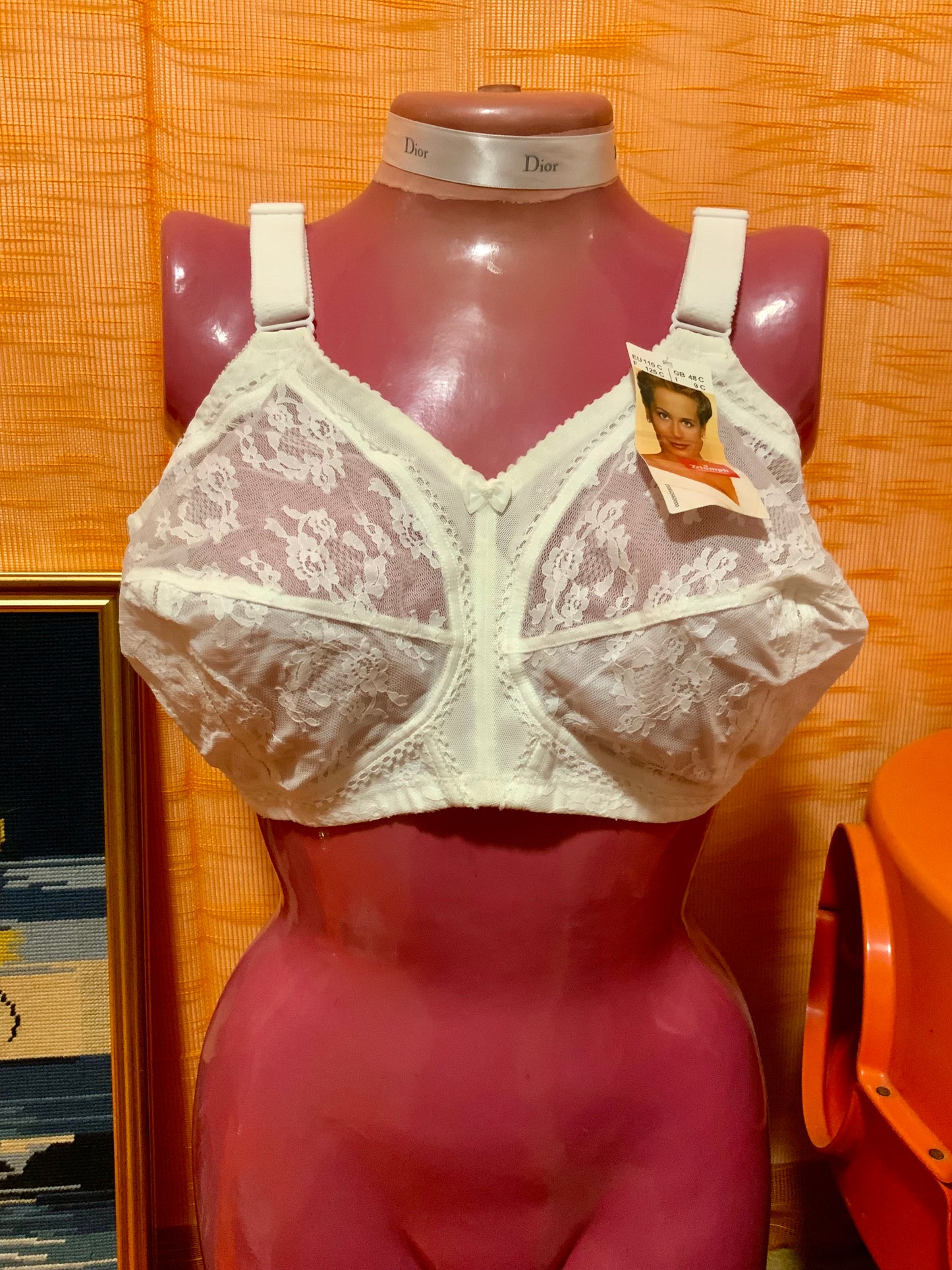 Soutien gorge Vintage 1980 Neuf dans sa boîte Triumph Dentelle Fleurs