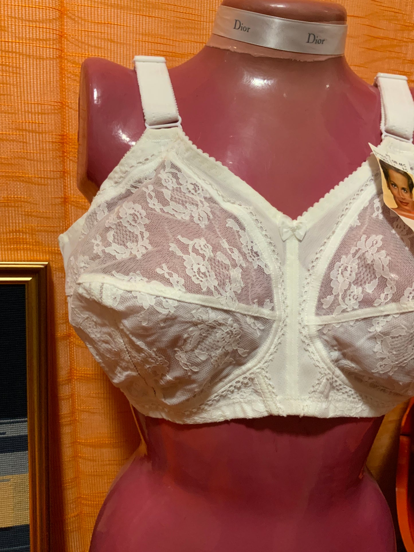 Soutien gorge Vintage 1980 Neuf dans sa boîte Triumph Dentelle Fleurs