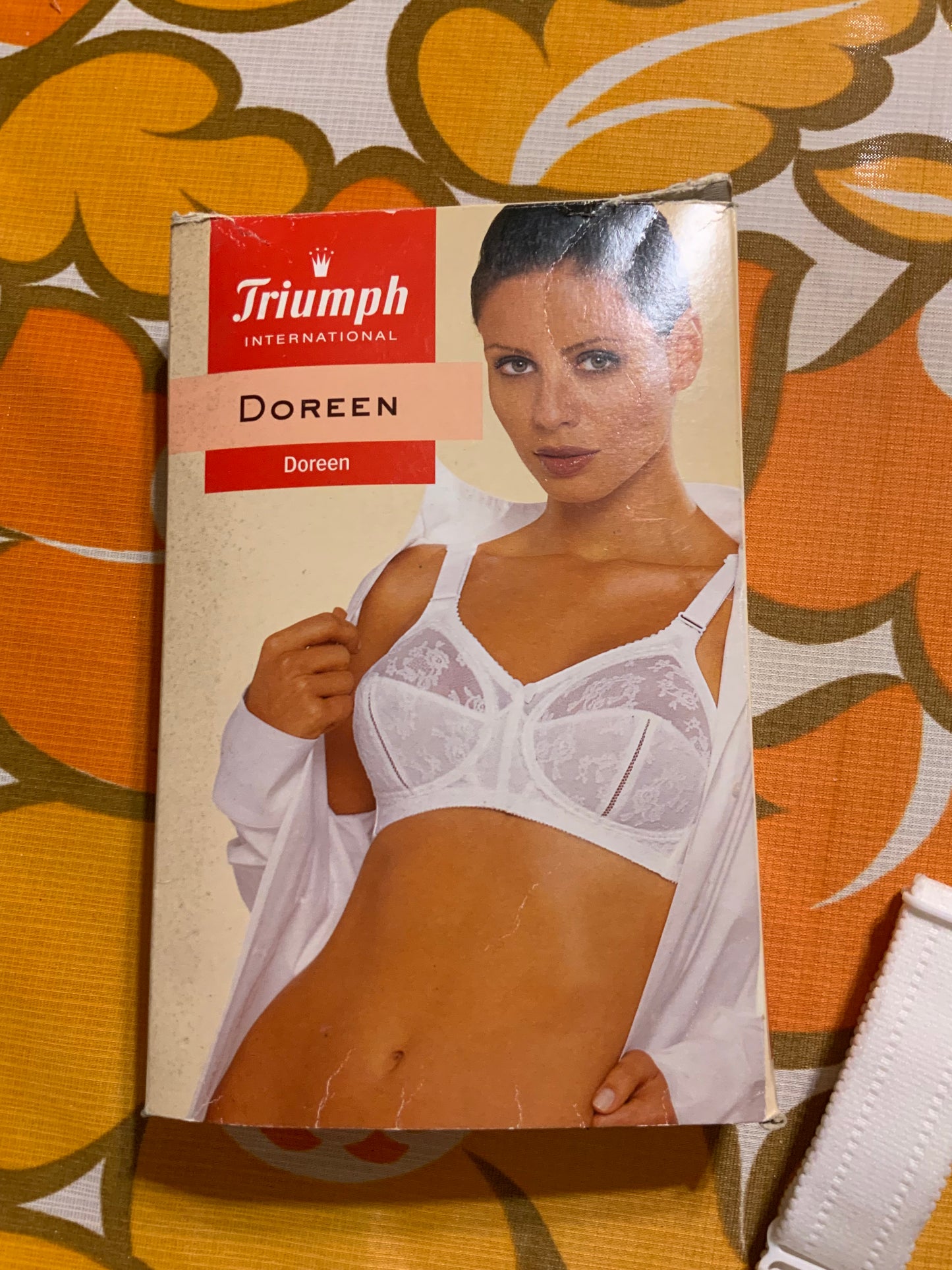 Soutien gorge Vintage 1980 Neuf dans sa boîte Triumph Dentelle Fleurs