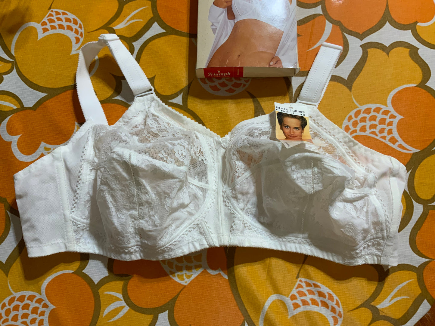 Soutien gorge Vintage 1980 Neuf dans sa boîte Triumph Dentelle Fleurs