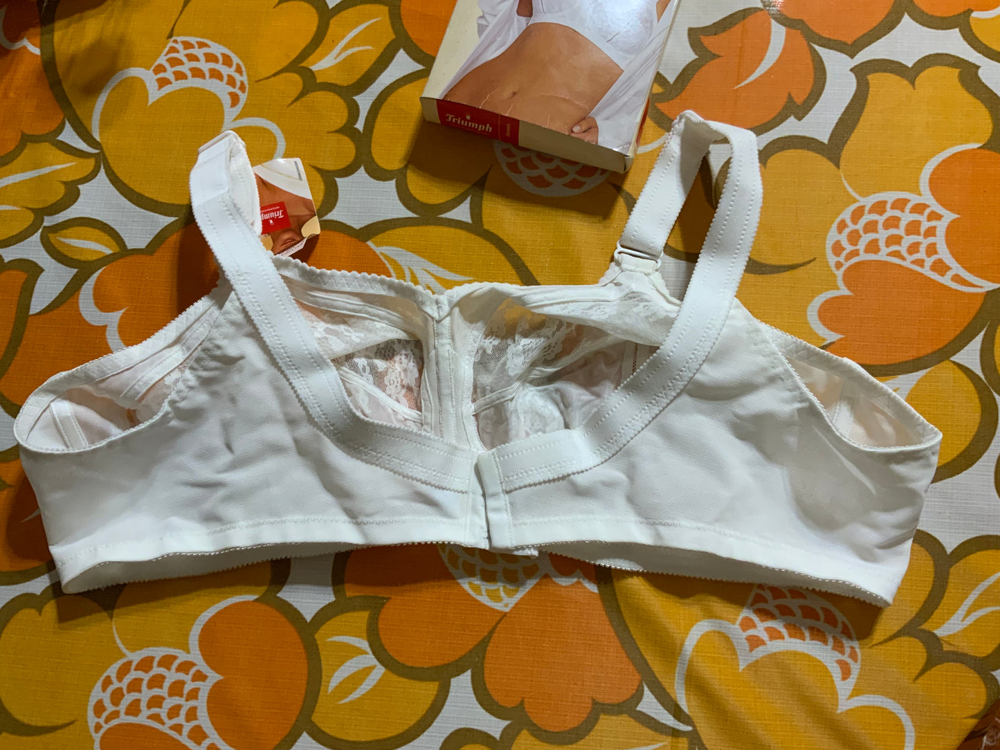 Soutien gorge Vintage 1980 Neuf dans sa boîte Triumph Dentelle Fleurs