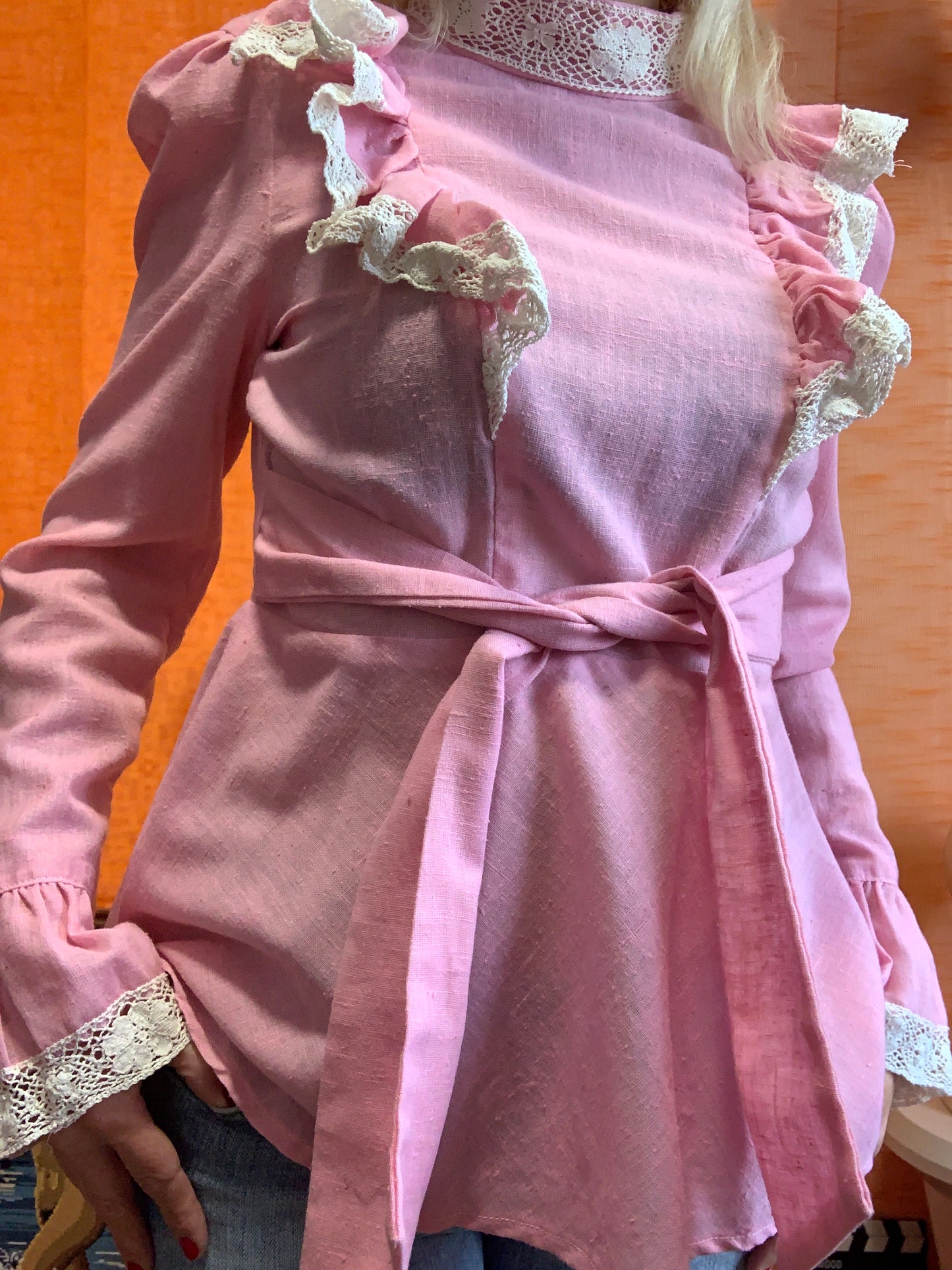 Incroyable Chemisier anglais London avec volants et dentelle de broderies anglaises Vintage 1970