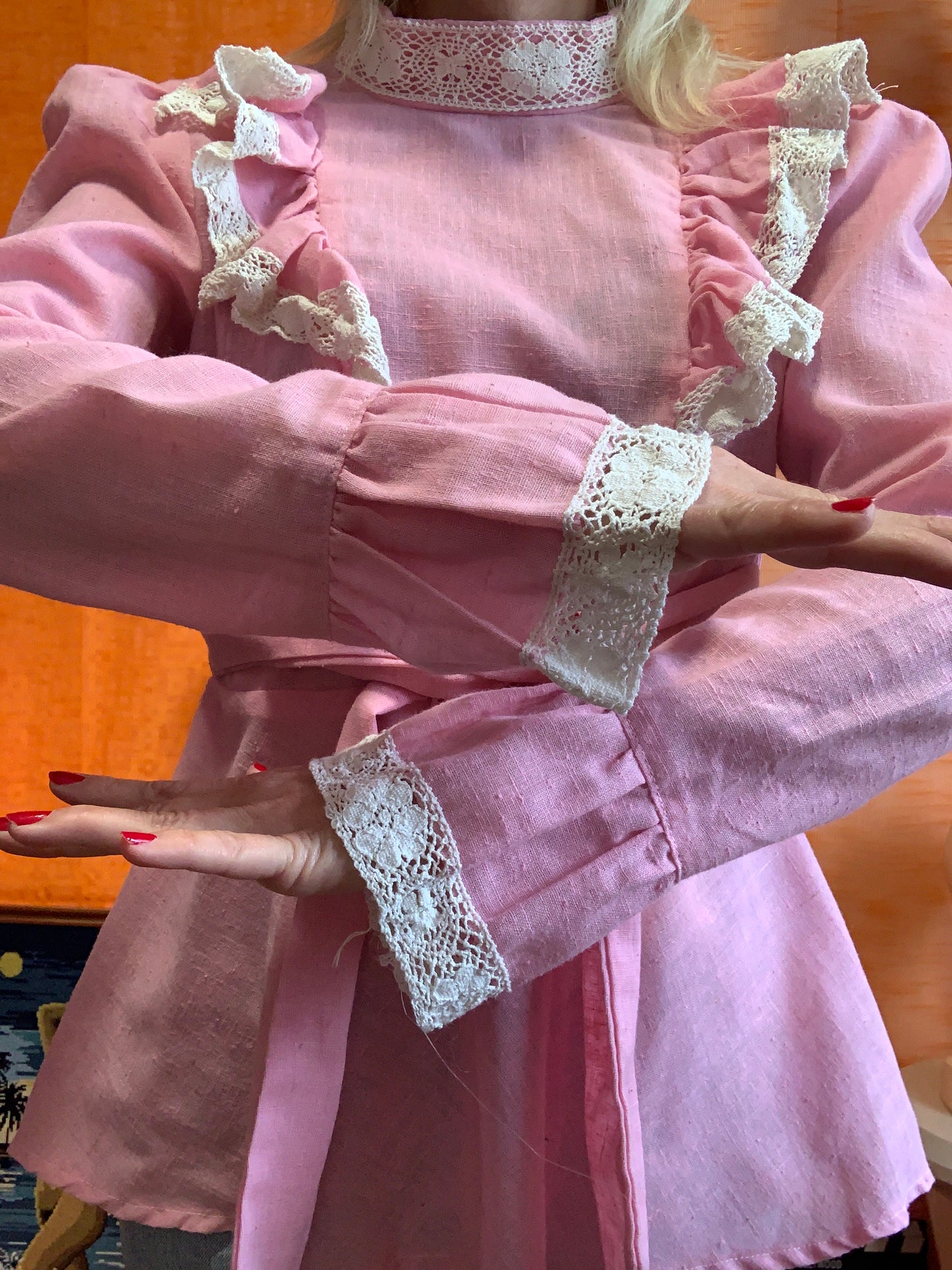 Incroyable Chemisier anglais London avec volants et dentelle de broderies anglaises Vintage 1970