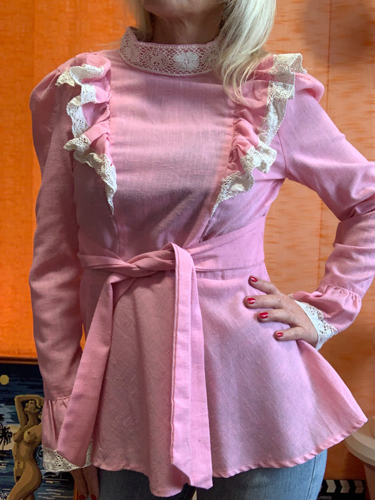 Incroyable Chemisier anglais London avec volants et dentelle de broderies anglaises Vintage 1970