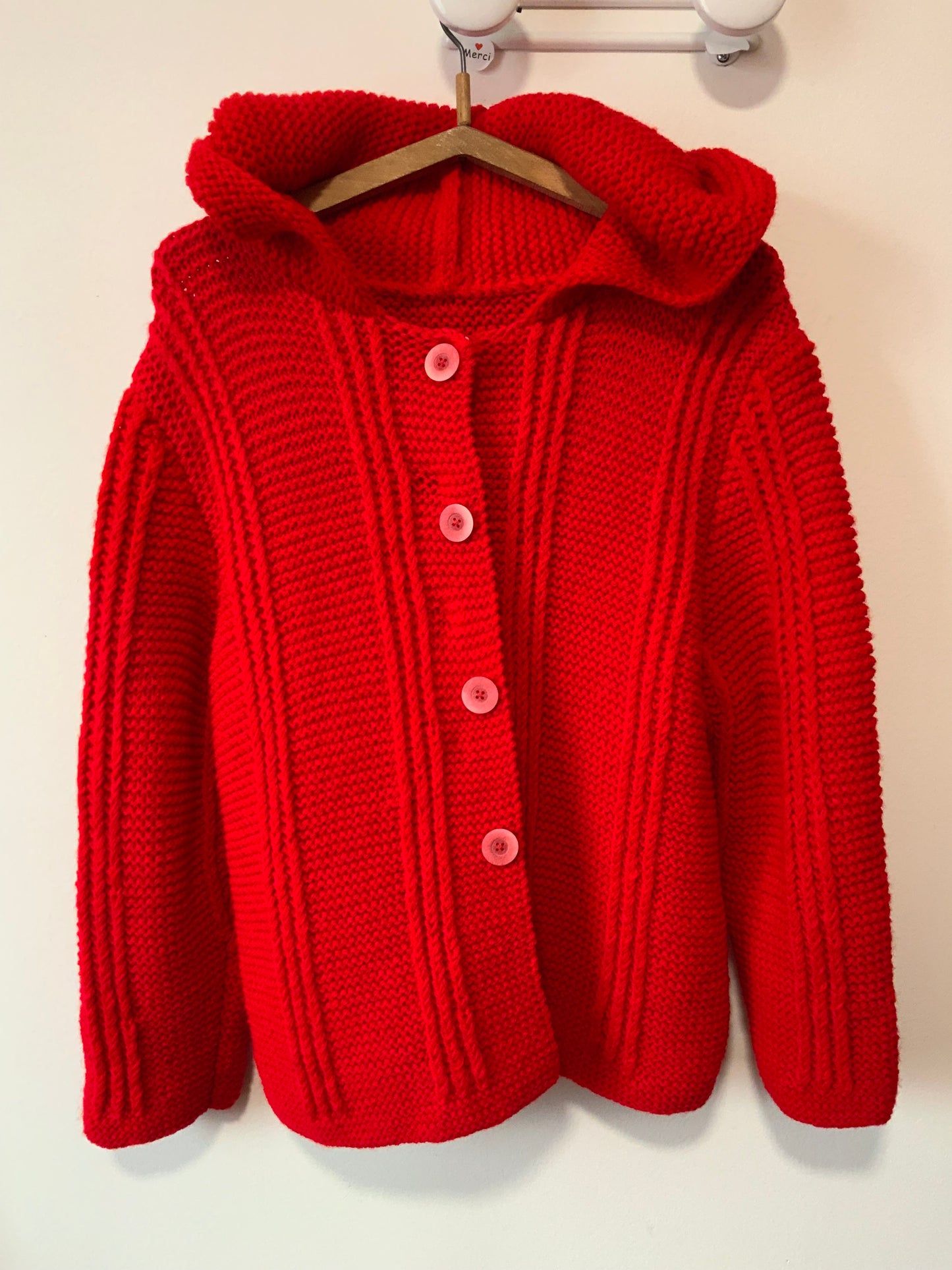 Gilet rouge tricot confection main avec capuche Vintage