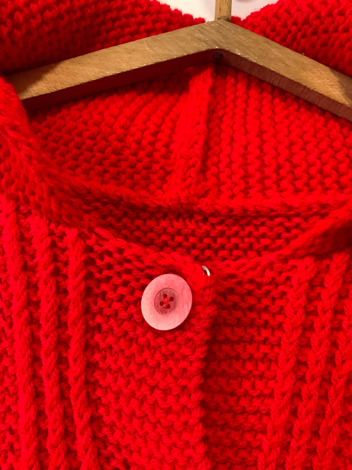 Gilet rouge tricot confection main avec capuche Vintage