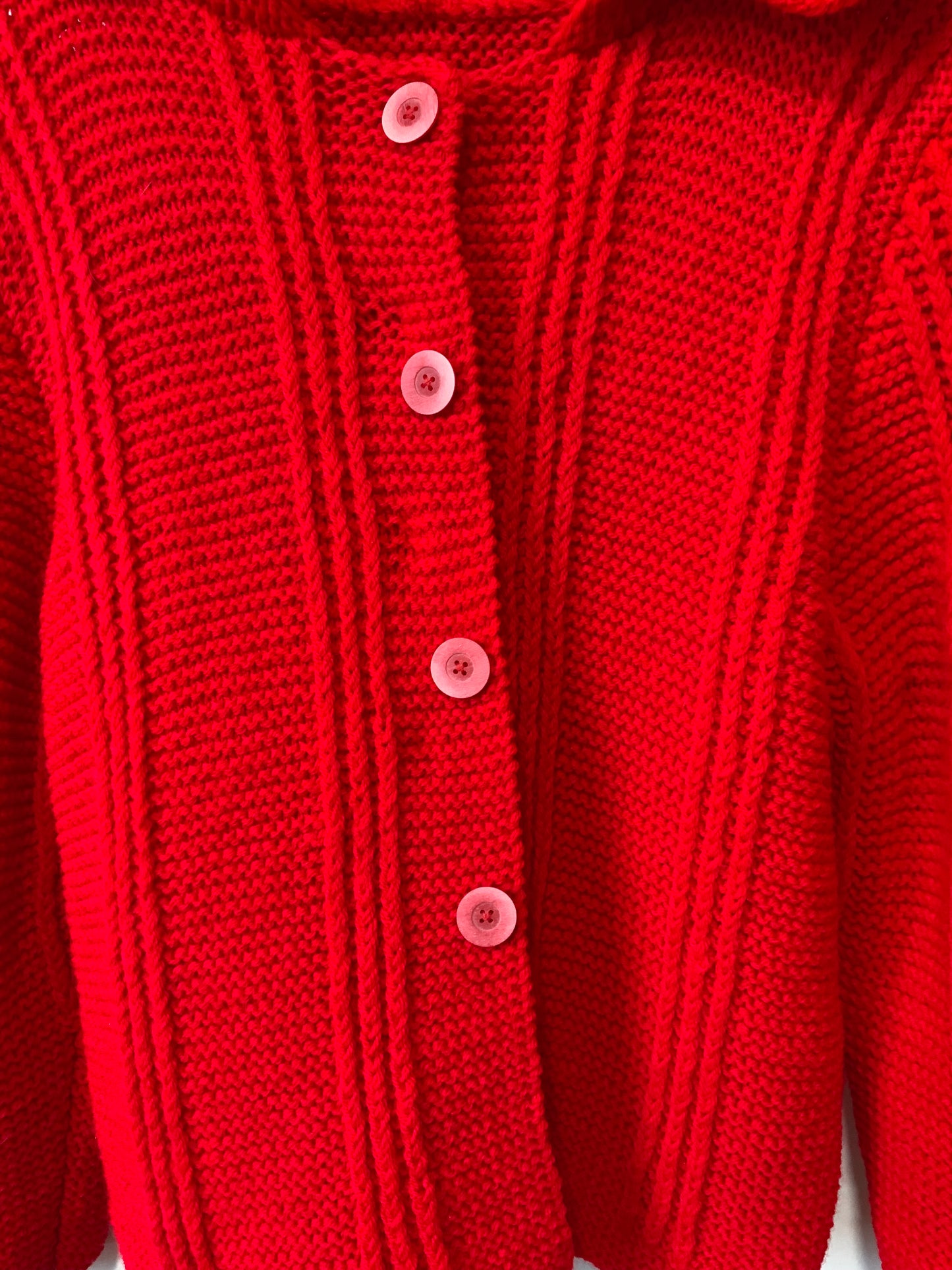 Gilet rouge tricot confection main avec capuche Vintage