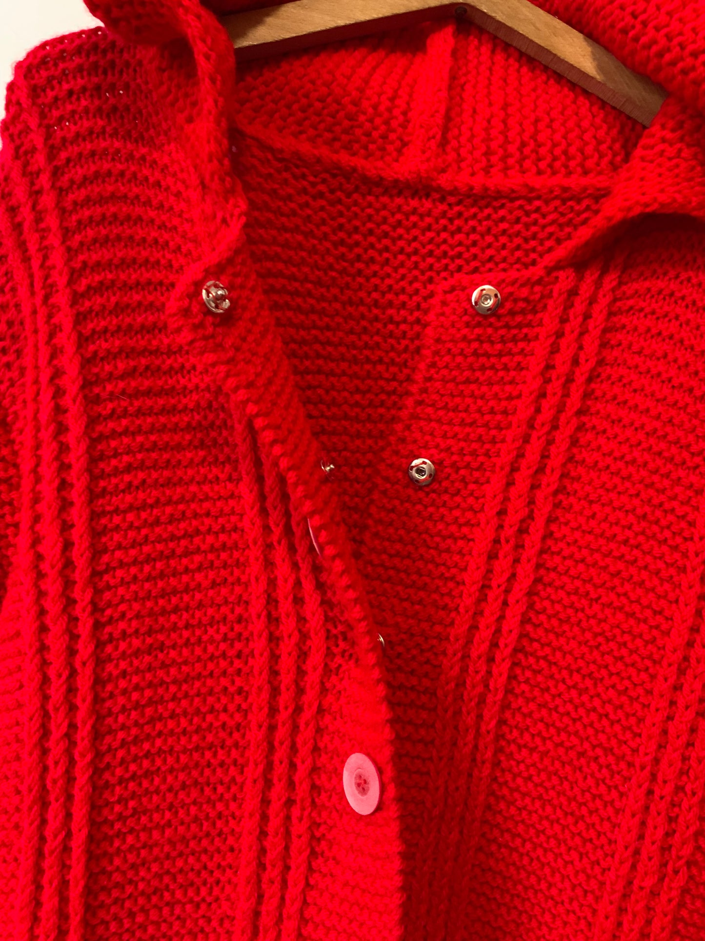 Gilet rouge tricot confection main avec capuche Vintage