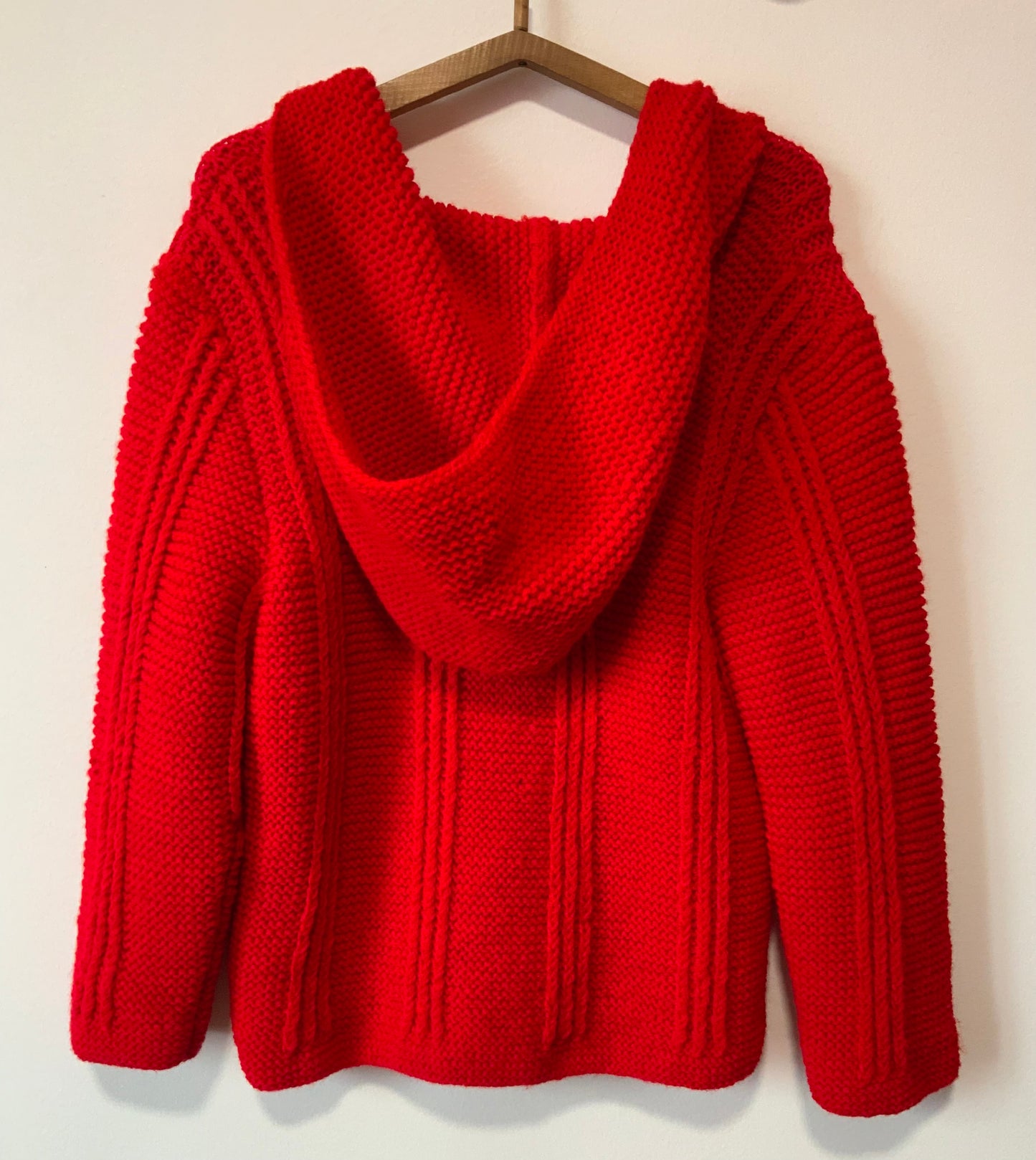 Gilet rouge tricot confection main avec capuche Vintage