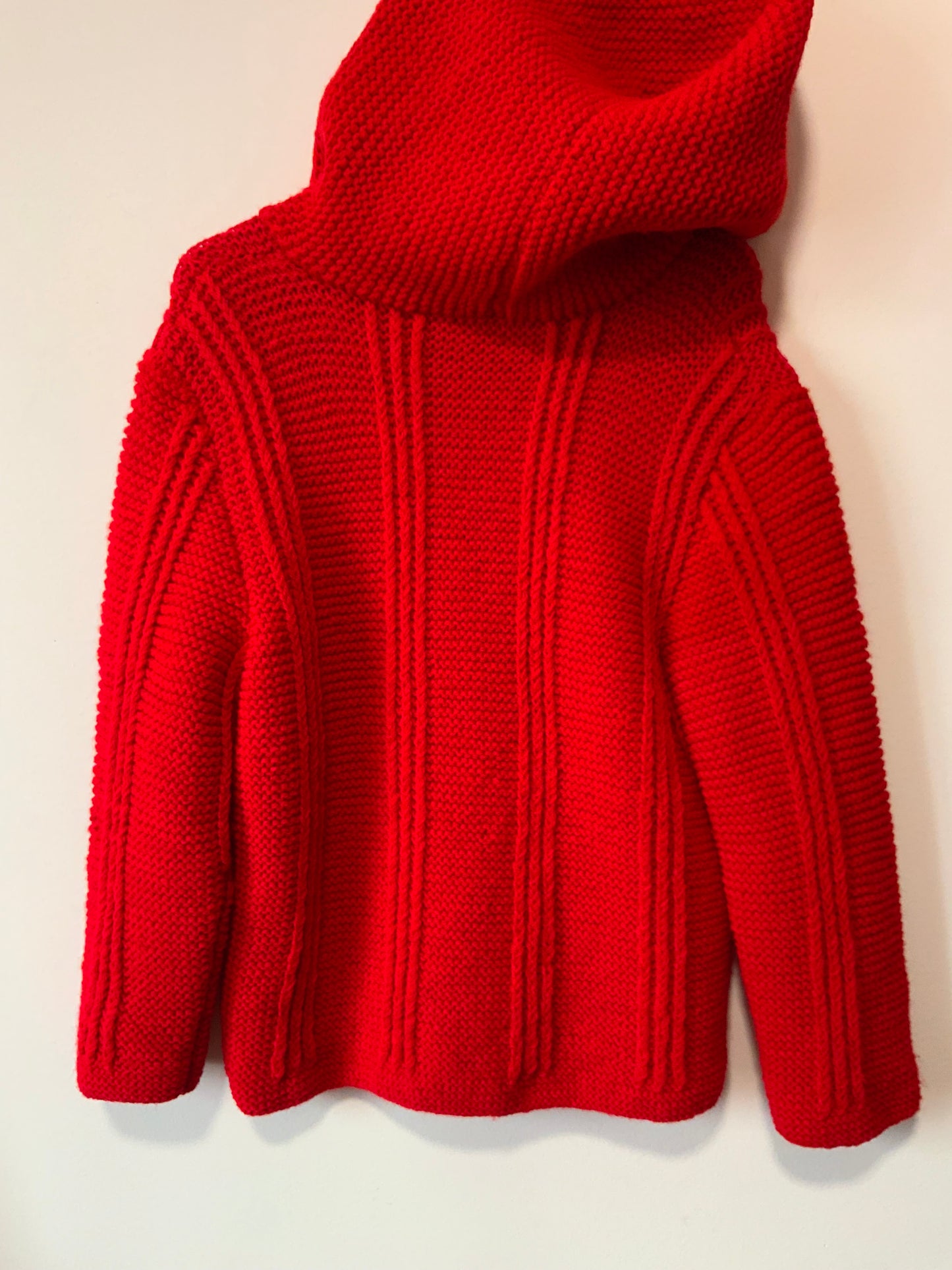 Gilet rouge tricot confection main avec capuche Vintage
