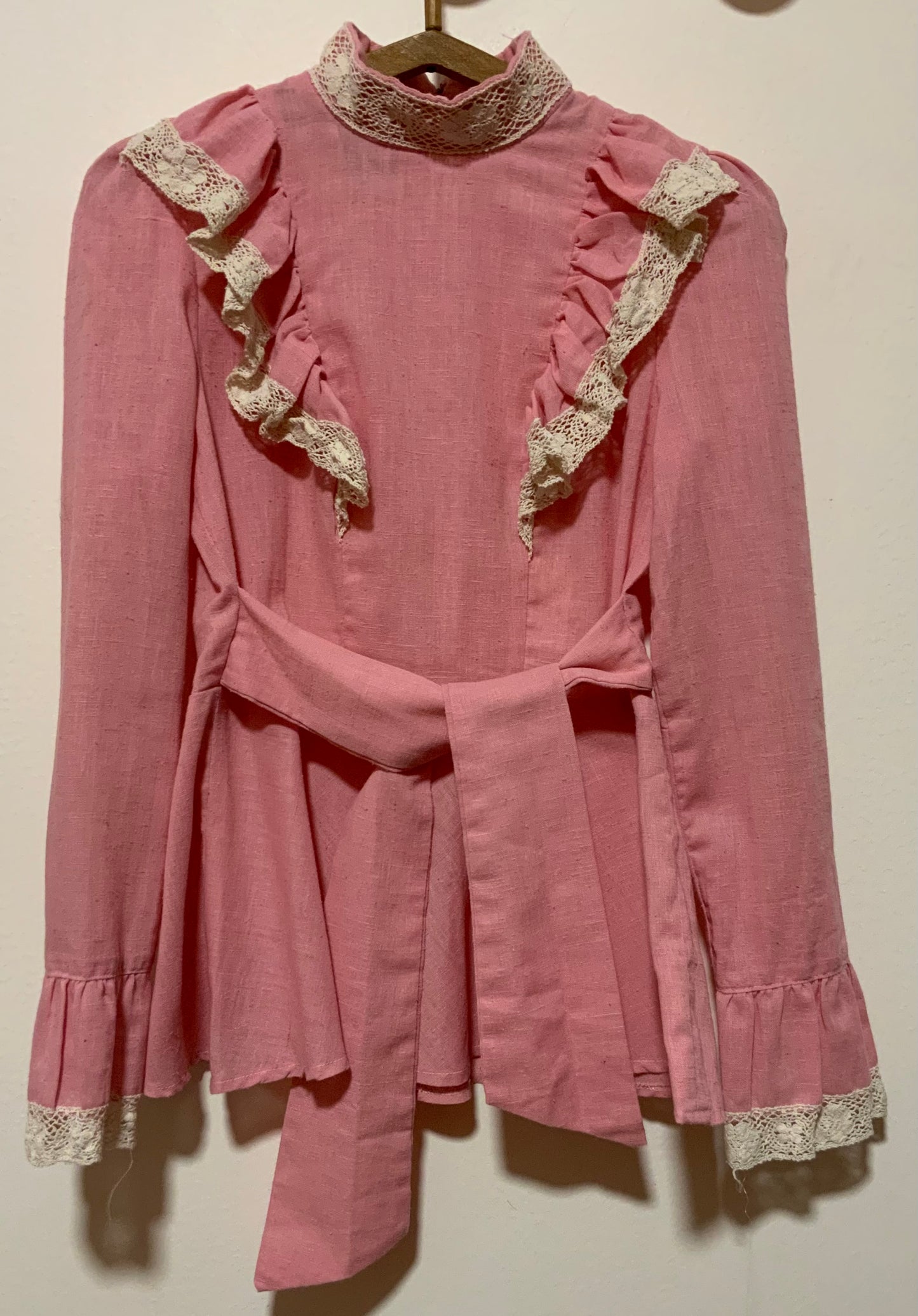 Incroyable Chemisier anglais London avec volants et dentelle de broderies anglaises Vintage 1970