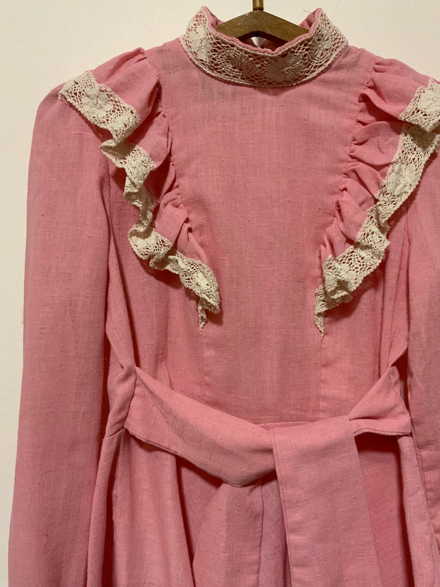 Incroyable Chemisier anglais London avec volants et dentelle de broderies anglaises Vintage 1970