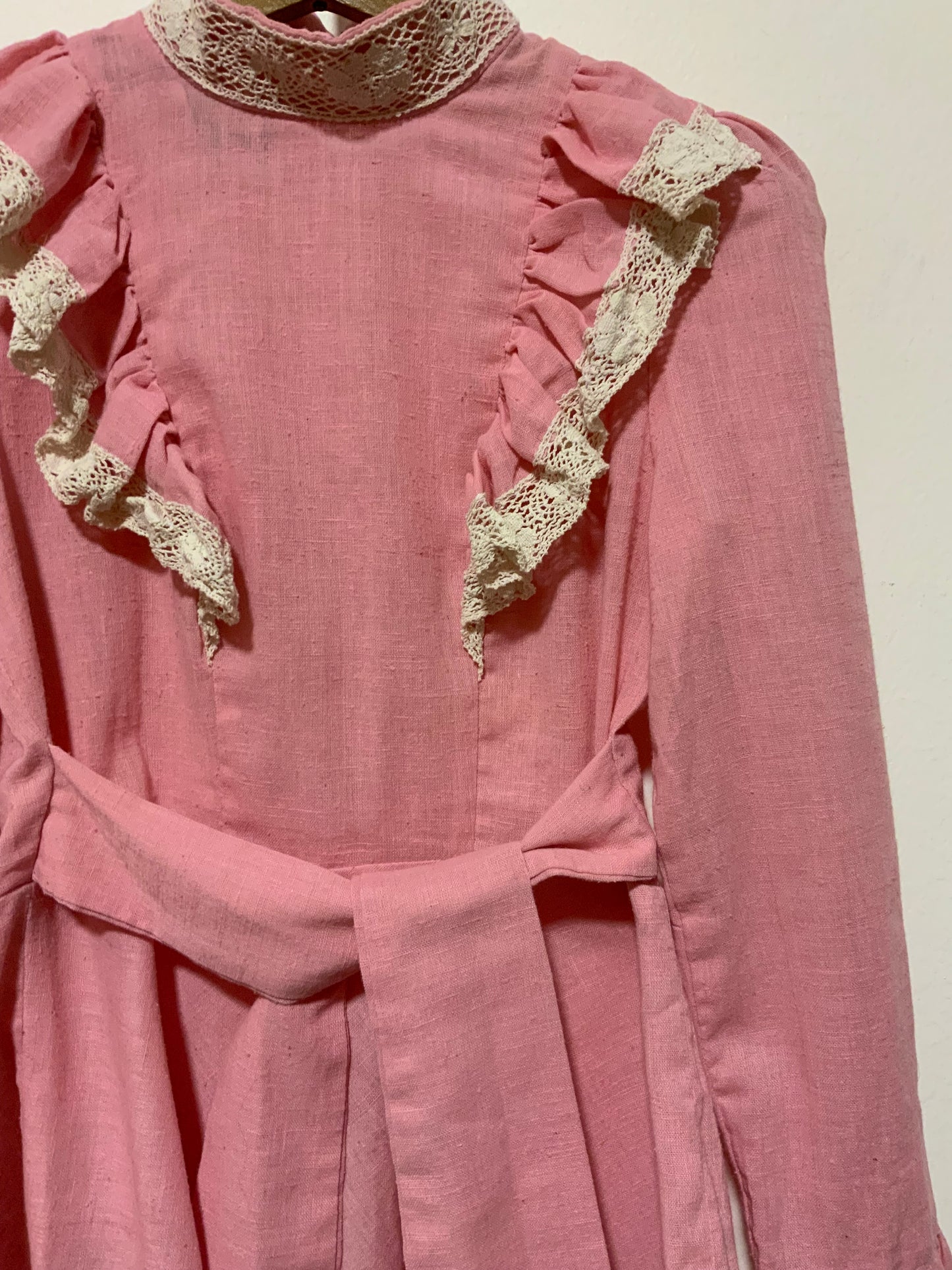 Incroyable Chemisier anglais London avec volants et dentelle de broderies anglaises Vintage 1970