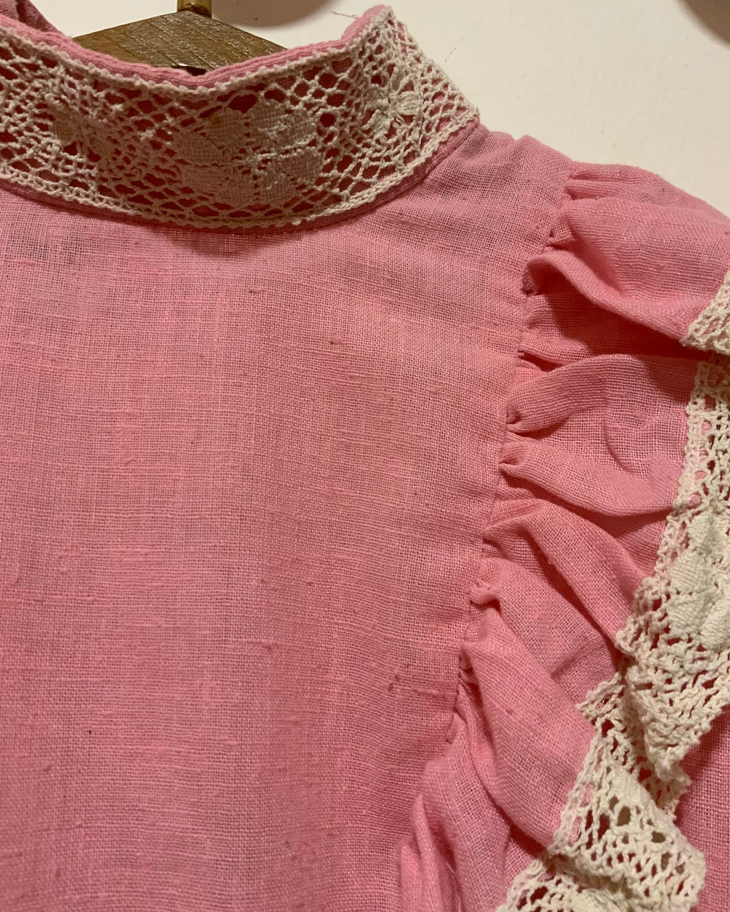 Incroyable Chemisier anglais London avec volants et dentelle de broderies anglaises Vintage 1970