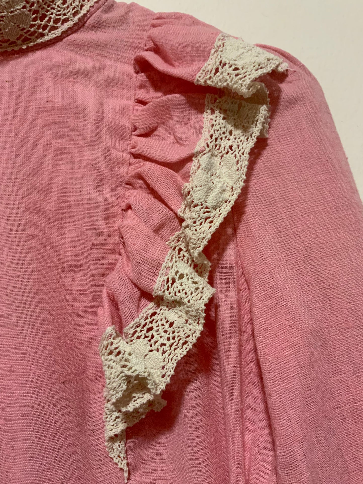 Incroyable Chemisier anglais London avec volants et dentelle de broderies anglaises Vintage 1970