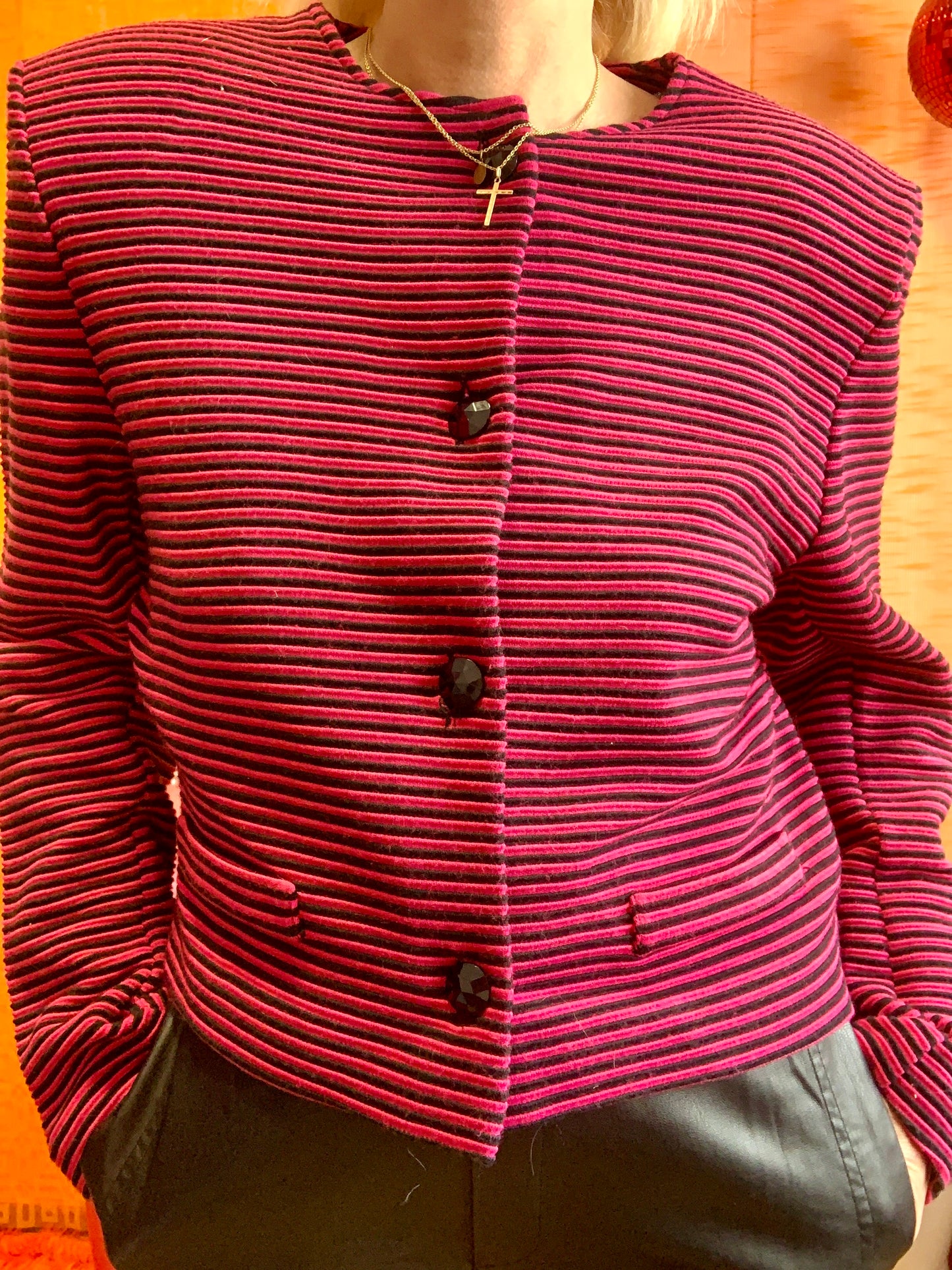 Très beau gilet sweat à rayures et larges épaulettes Vintage 1980