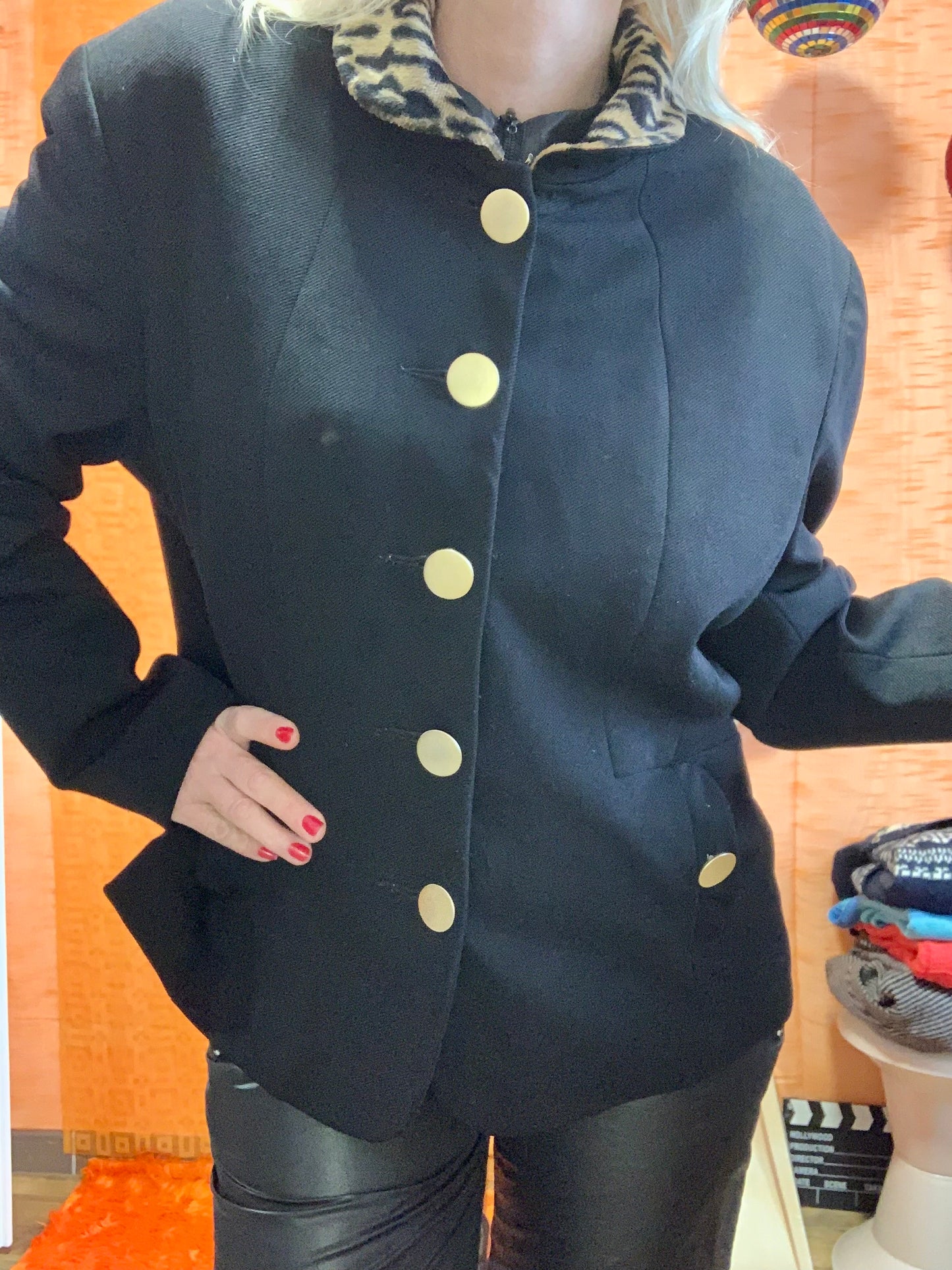 Veste Blazer noir Boutons  plats métal et Col léopard fourrure synthétique