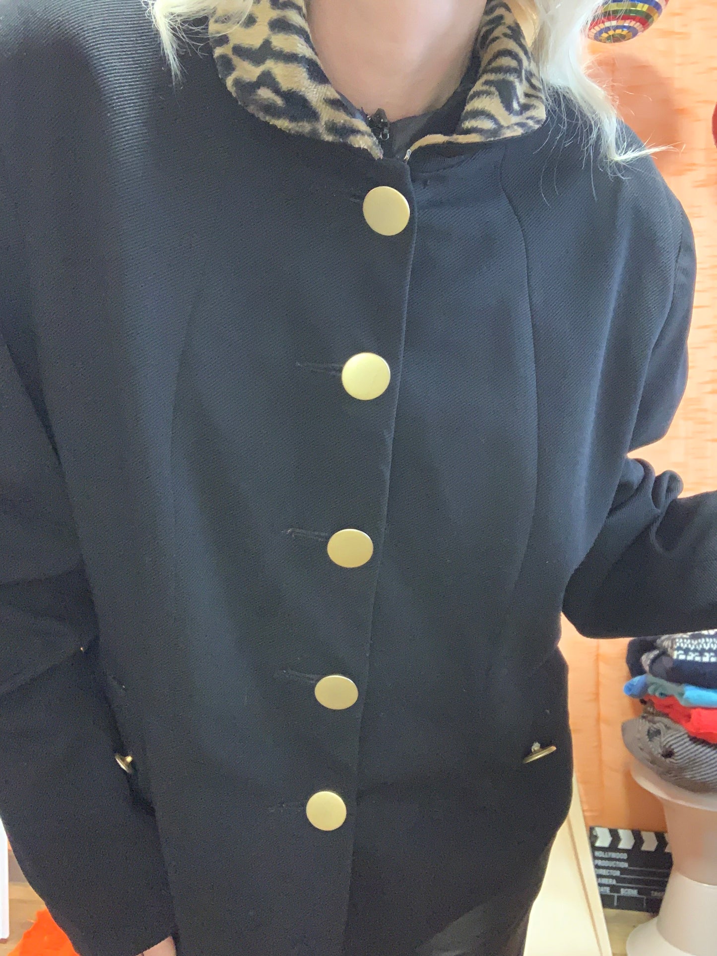 Veste Blazer noir Boutons  plats métal et Col léopard fourrure synthétique