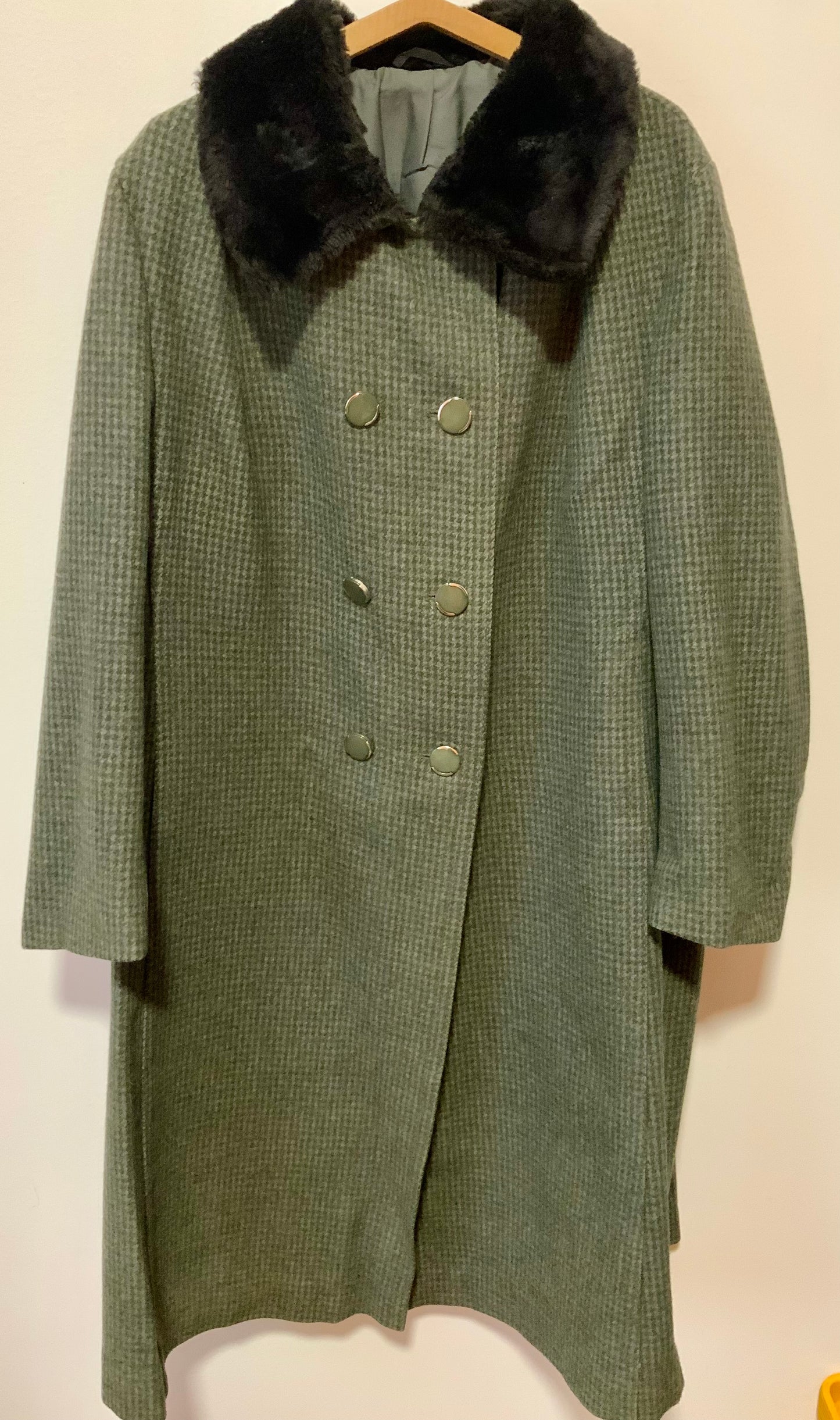 Superbe et grand manteau Laine à carreaux Vert Vintage France Col Fourrure synthétique