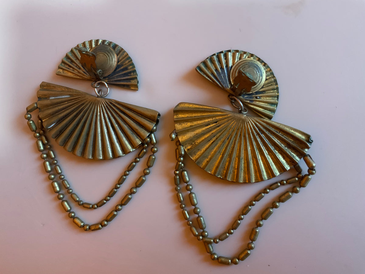 Grandes Boucles D'oreilles Pendantes En Métal Doré Avec Strass Rouges - état Neuf (occasion)