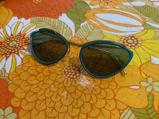 Paire de lunettes de soleil plaquées or SOL AMOR  Forme Vamps Vintage Luxe 1970 Original