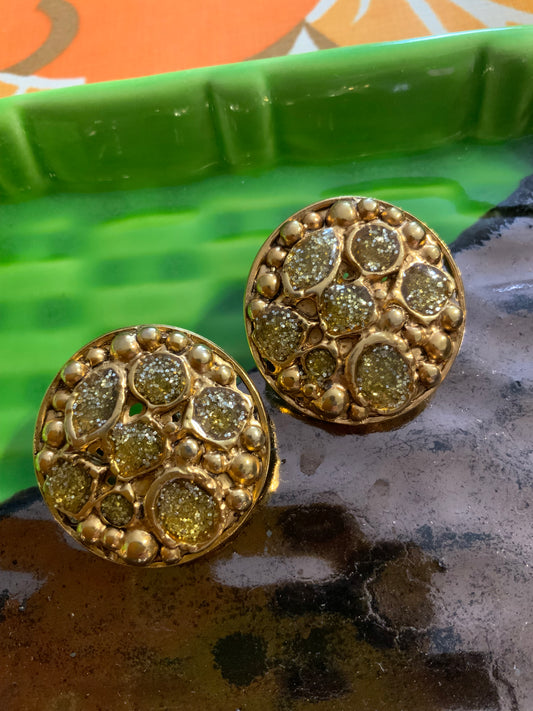 Boucles d’oreilles Métal doré pierres paillettes plastiques Vintage 1980