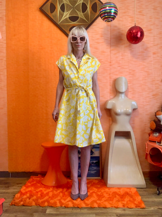 Robe boutonnée à fleurs jaunes Hawaïennes Vintage