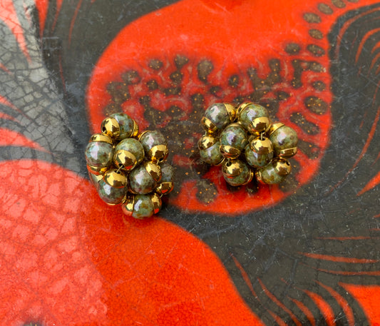 Boucles d oreilles grappes en perles de verre et métal 1970/80