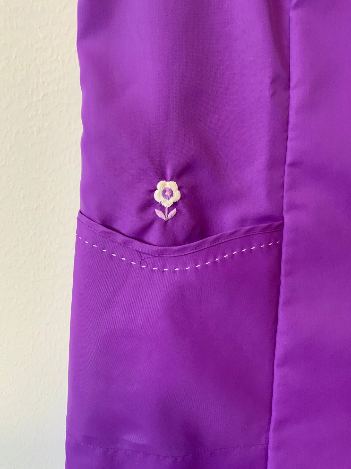 Robe Blouse Nylon Violette et Fleurs brodées Vintage 1970