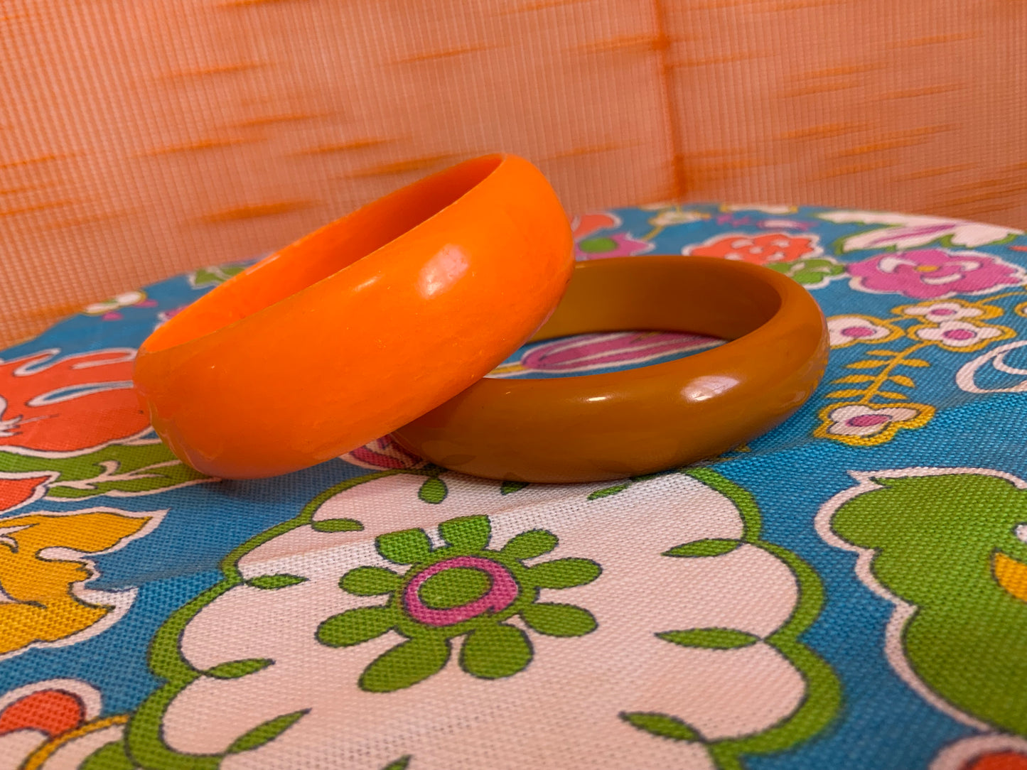 2 bracelets rigides oranges Vintage