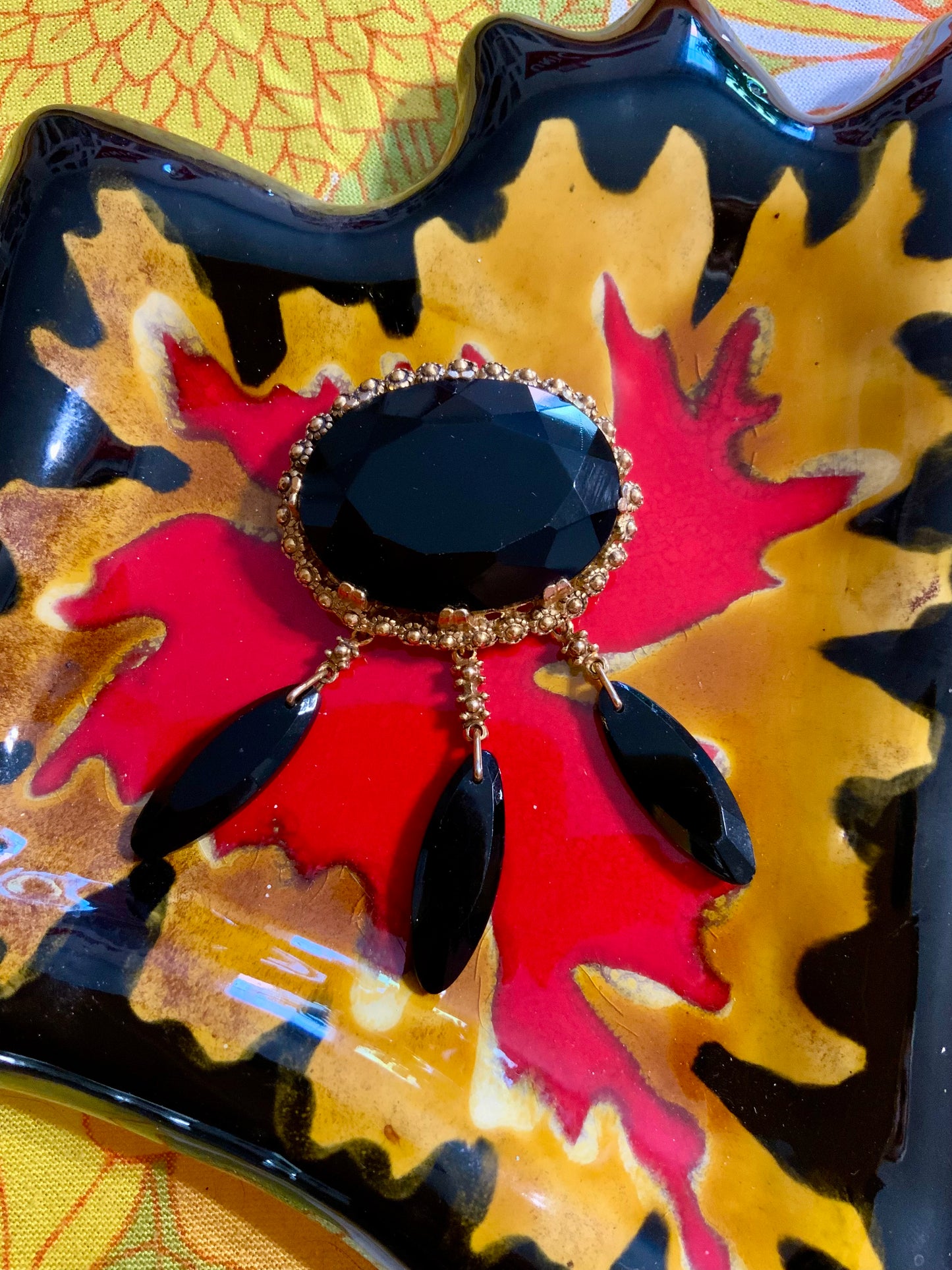 Sublime broche métal et pierres en verre noir Vintage Ancienne